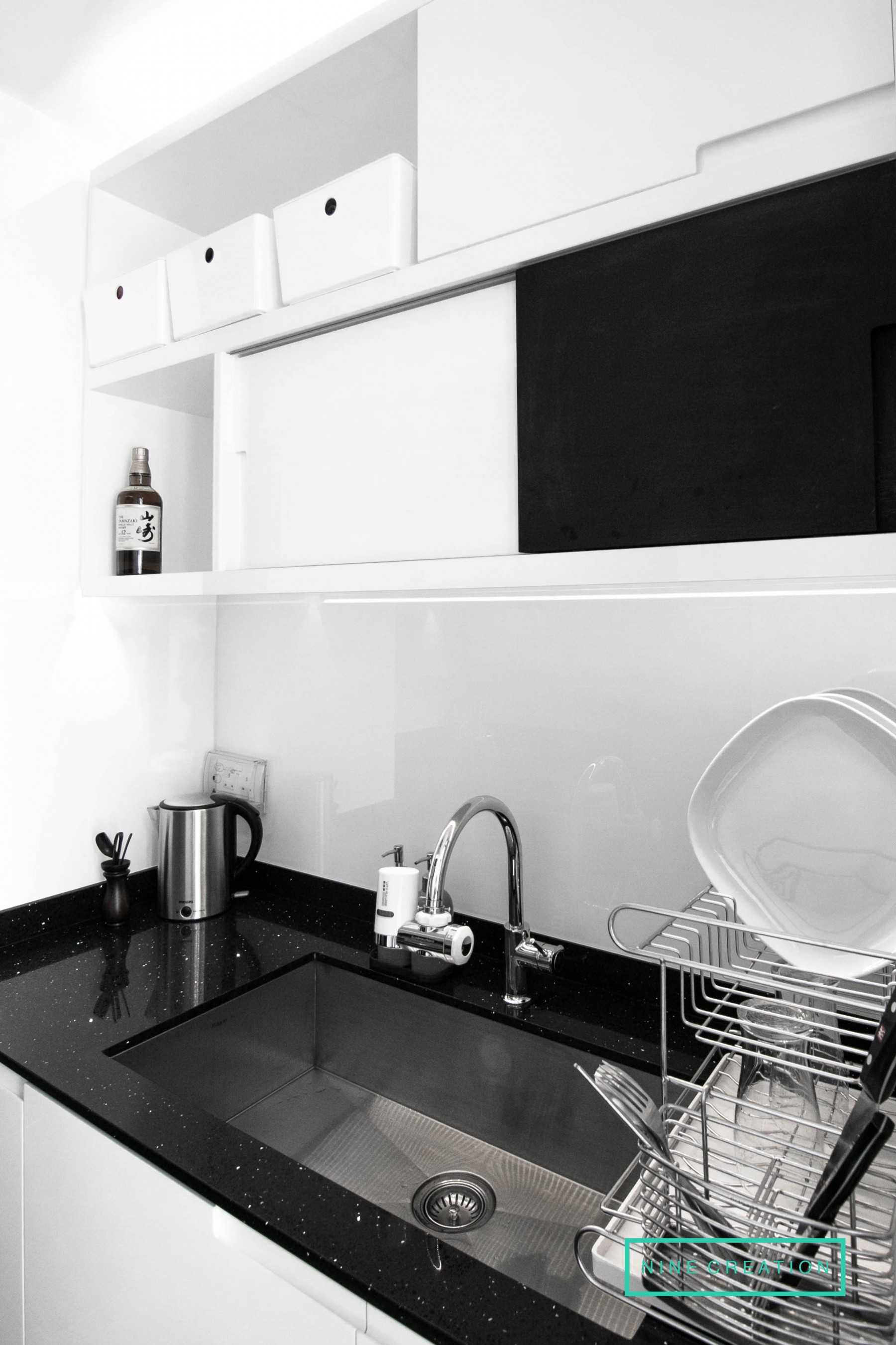 Modern Kitchen with Cement Floor and Marble Floor