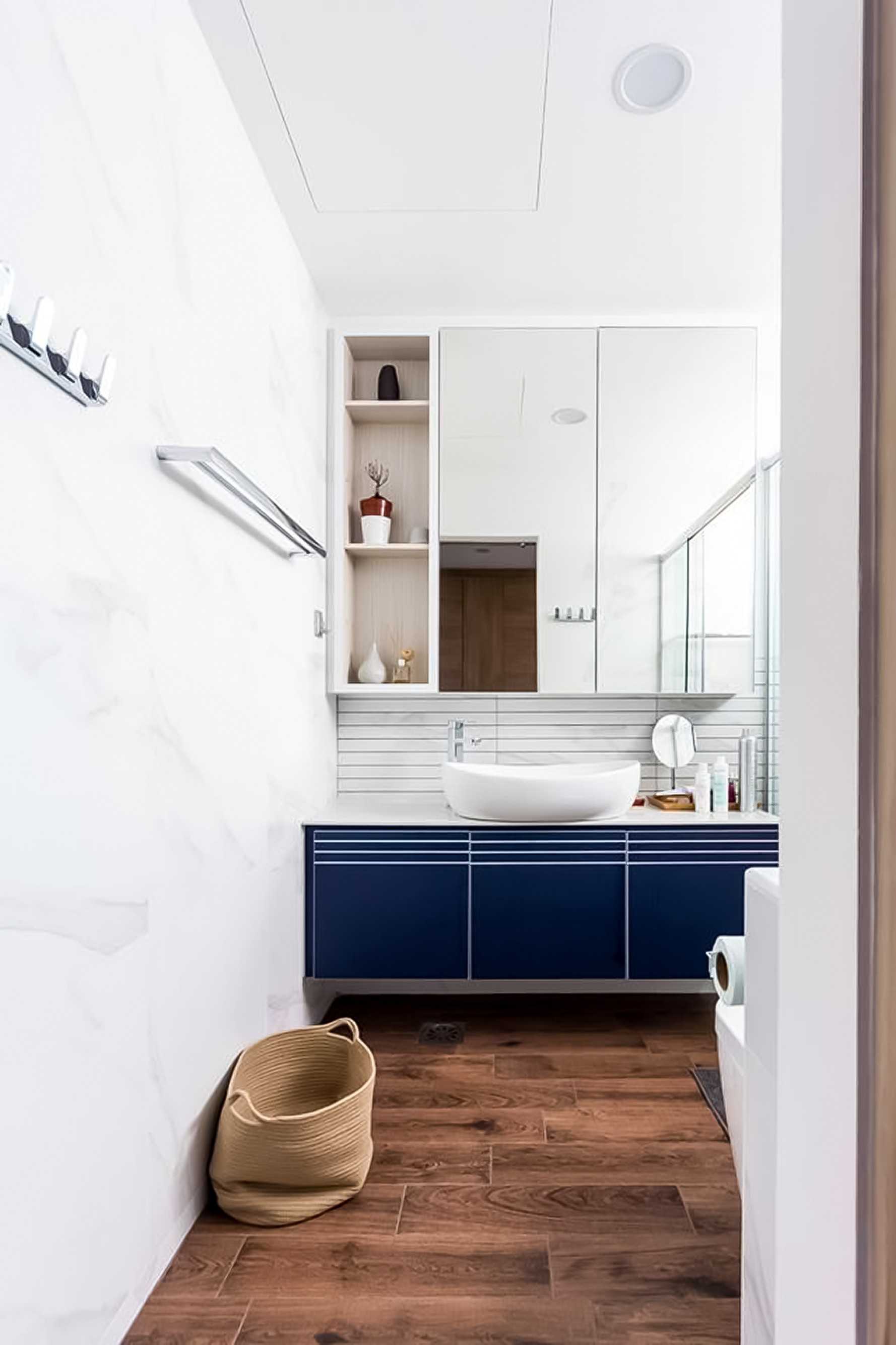 Modern Bathroom with Vinyl Flooring and Feature Wall