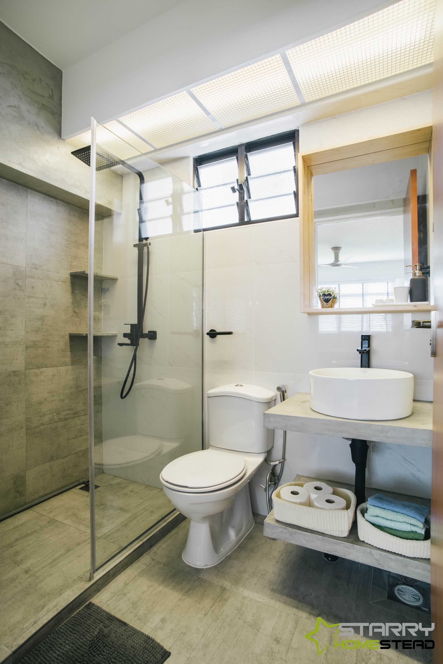 Contemporary Bathroom with Mirror and Vanity Counter