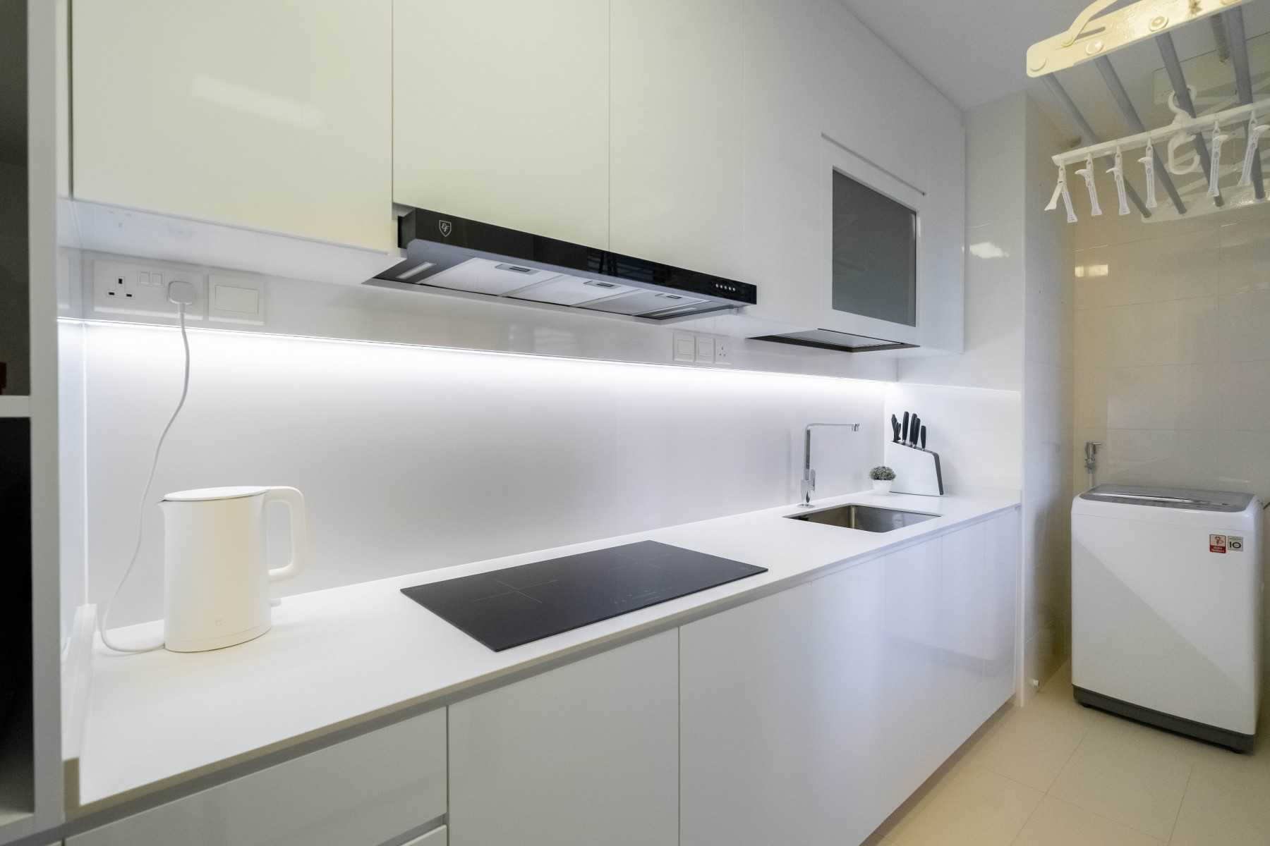 Minimalist Kitchen with Homogeneous Tiles and Kitchen Window