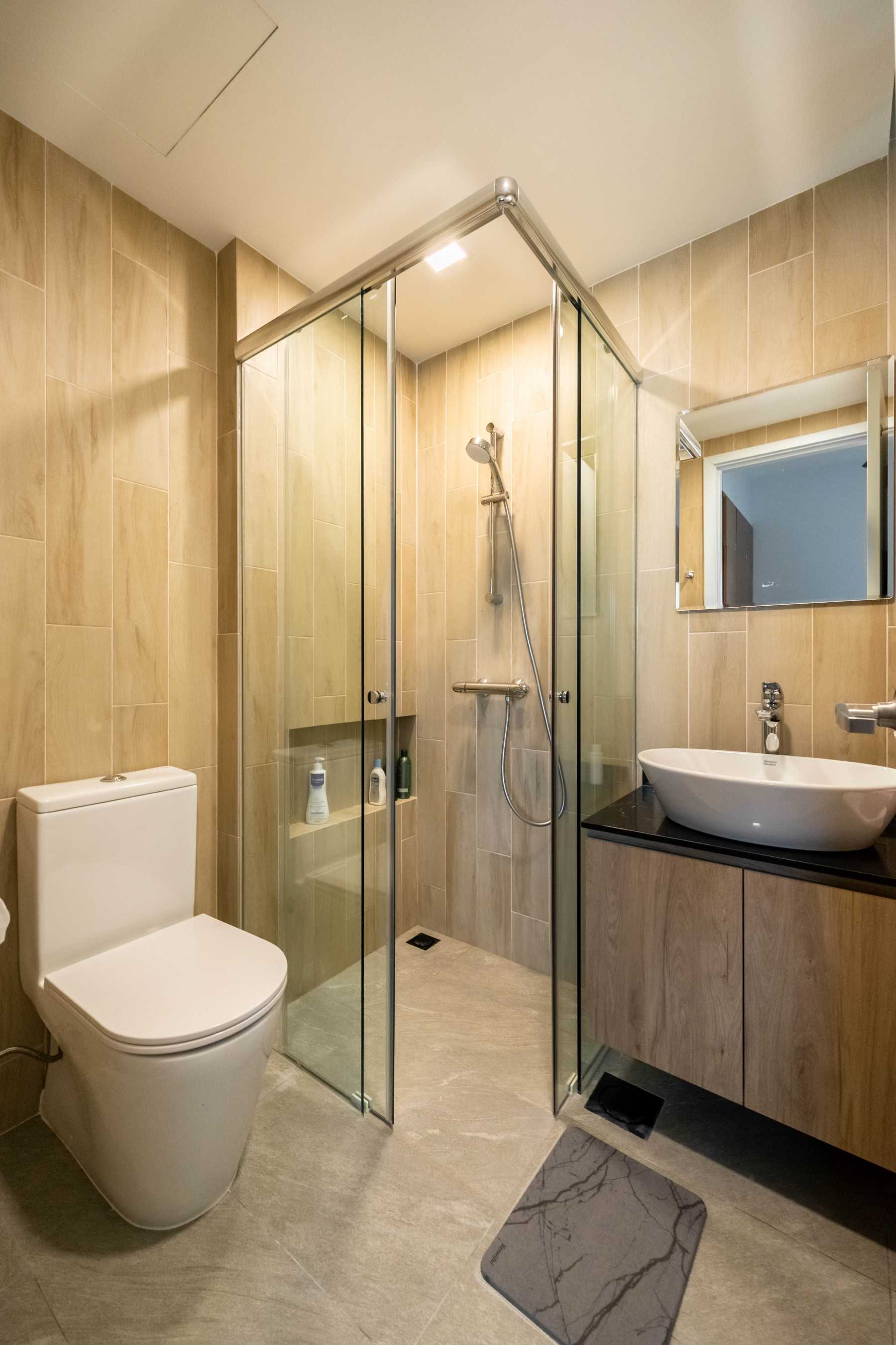 Contemporary Bathroom with Shower Screen and Bathroom Storage