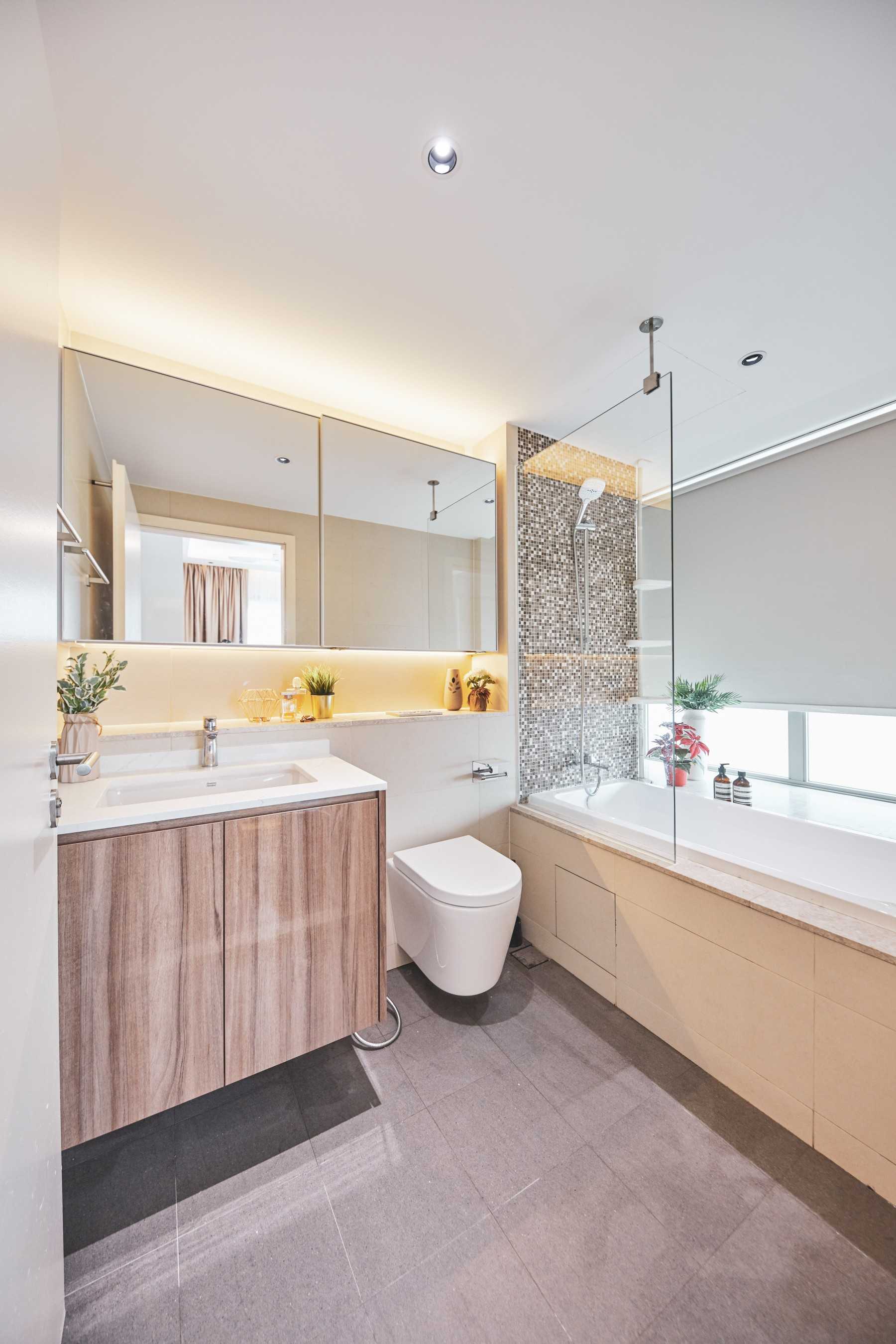 Modern Bathroom with Mirror and Bathroom Storage