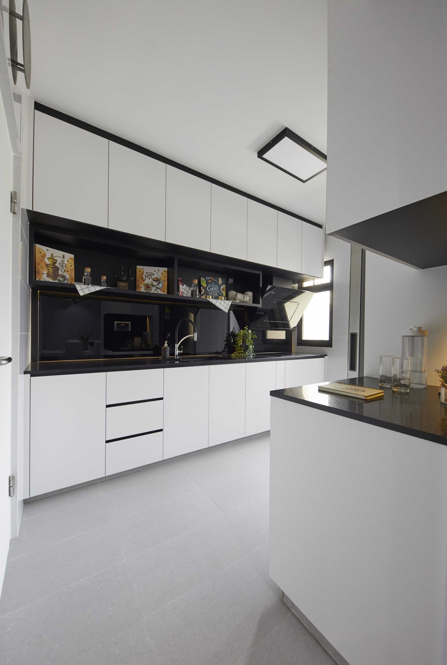 Contemporary Kitchen with Countertop and Homogeneous Tiles