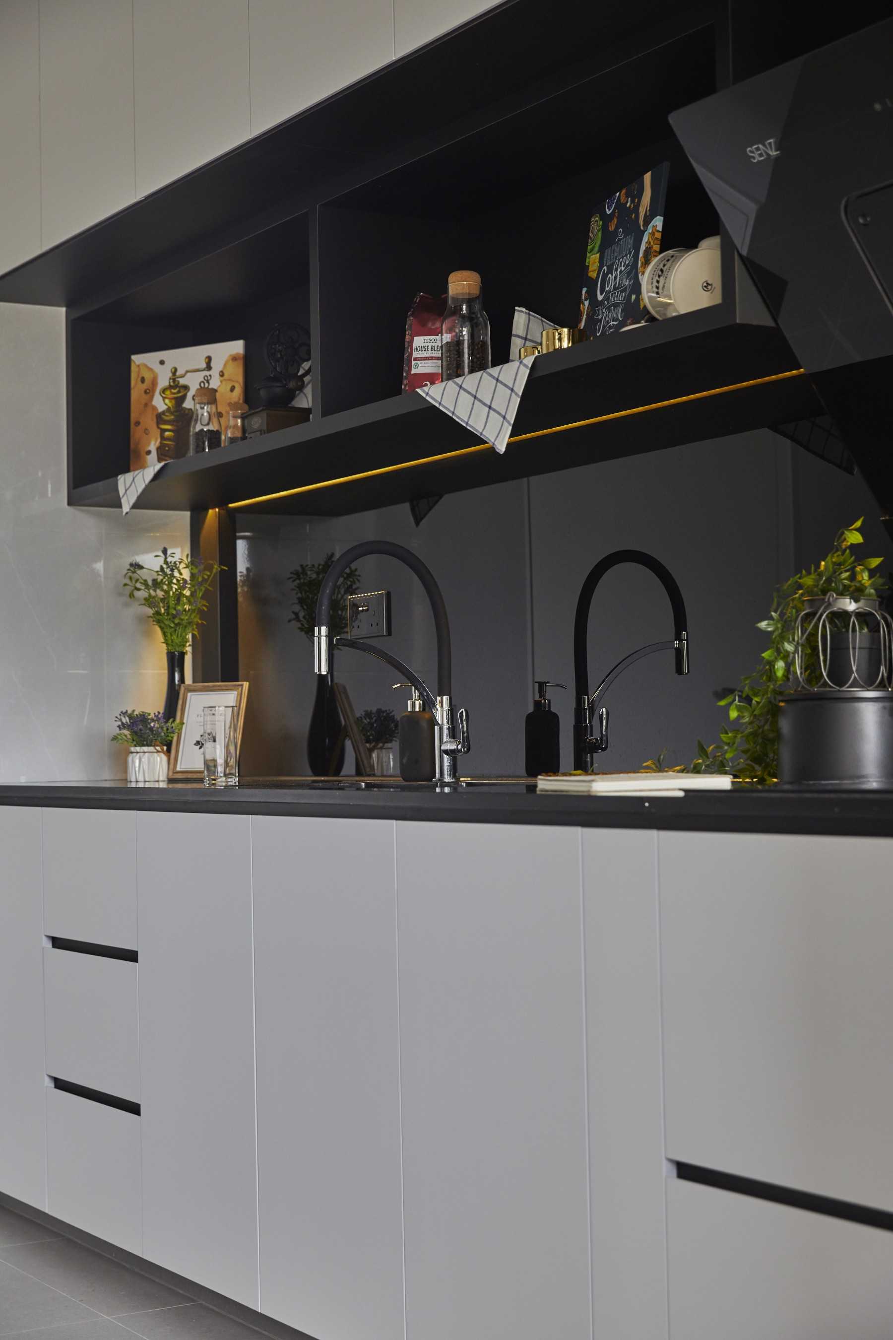 Contemporary Kitchen with Countertop and Homogeneous Tiles