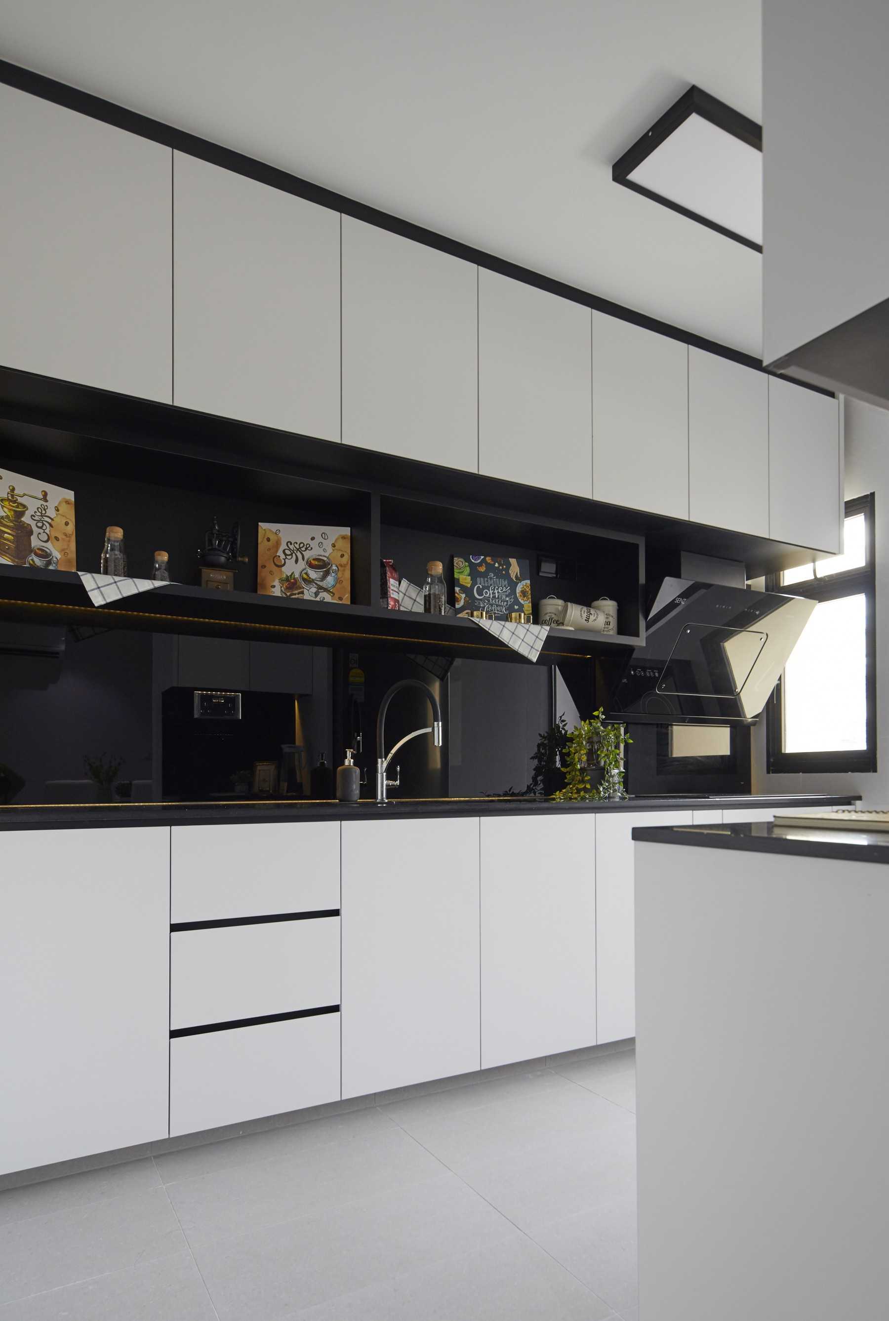Contemporary Kitchen with Countertop and Homogeneous Tiles
