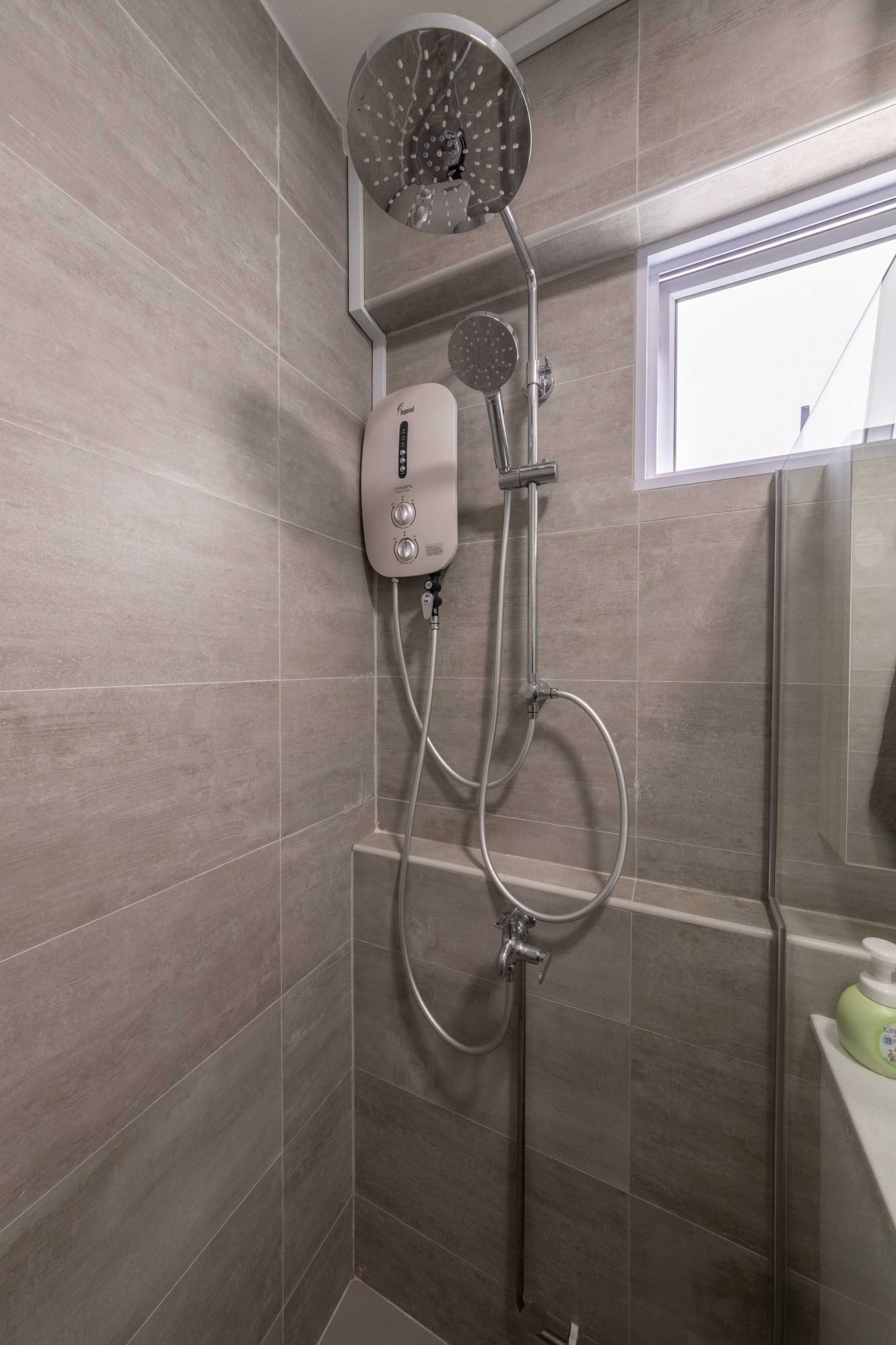 Scandinavian Bathroom with Homogeneous Tiles and Rainshower