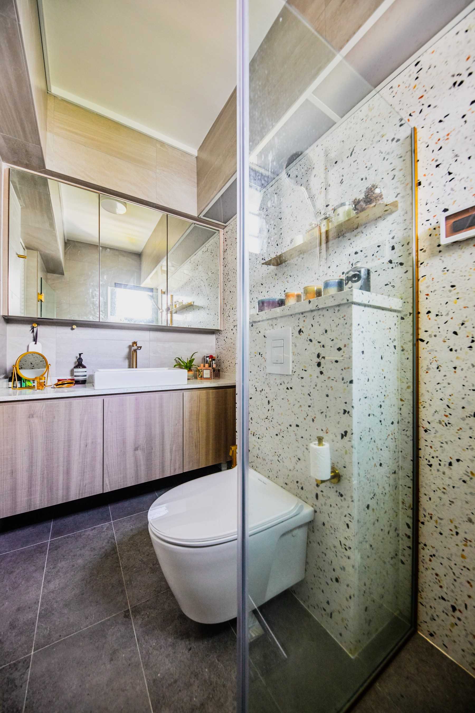 Eclectic Bathroom with Homogeneous Tiles and Wash Basins