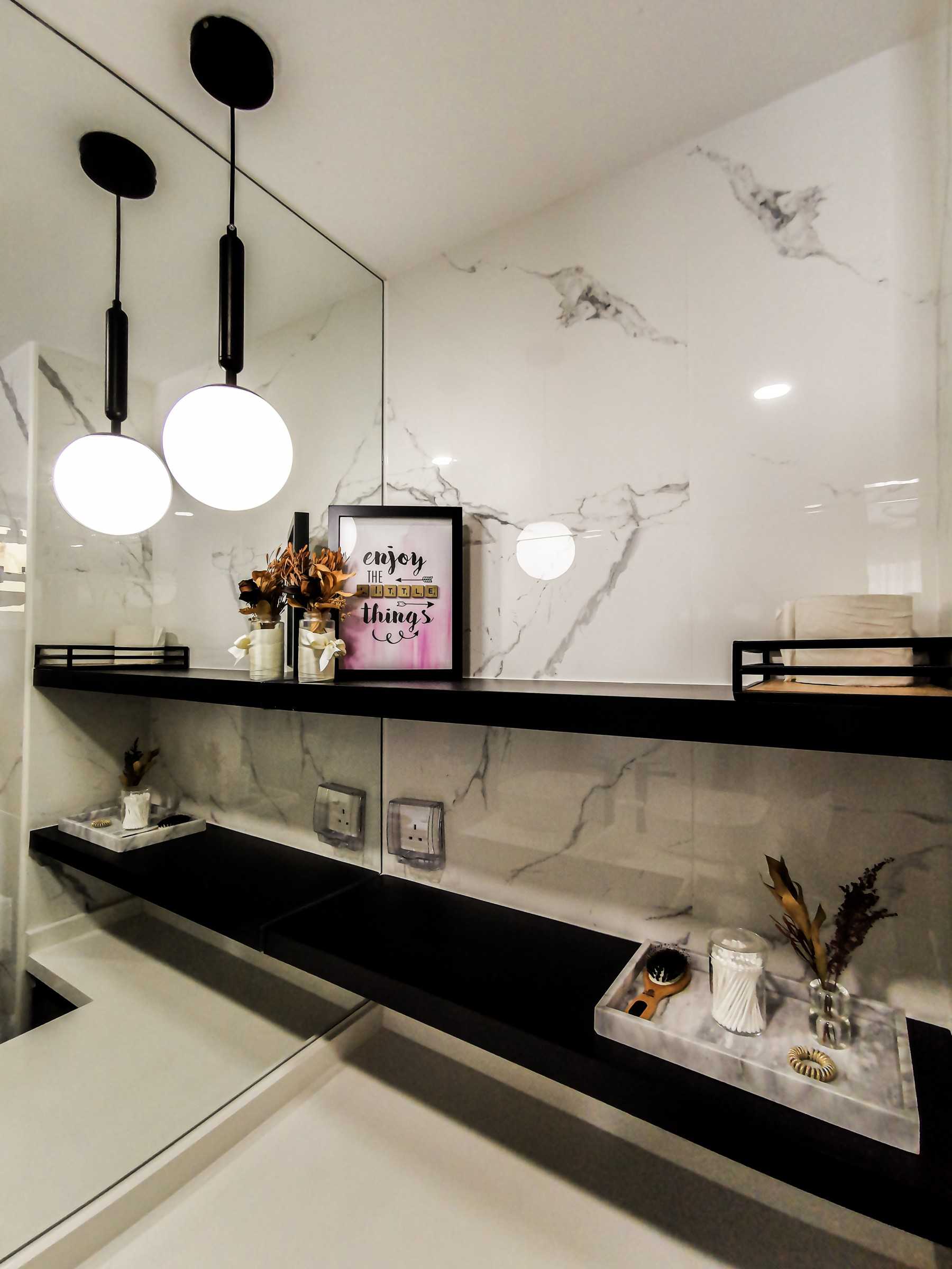 Modern Bathroom with Homogeneous Tiles and Mirror