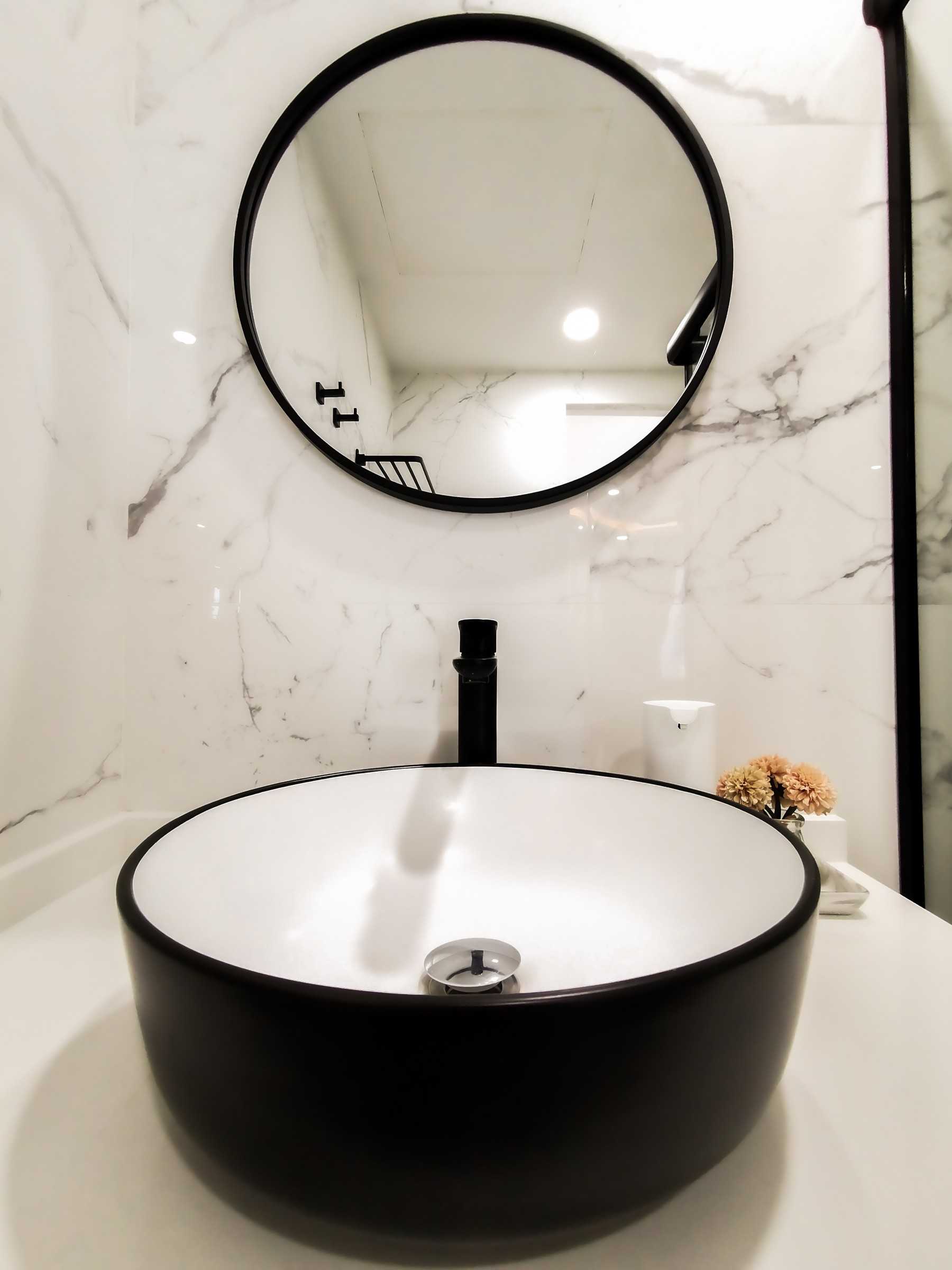 Modern Bathroom with Homogeneous Tiles and Mirror