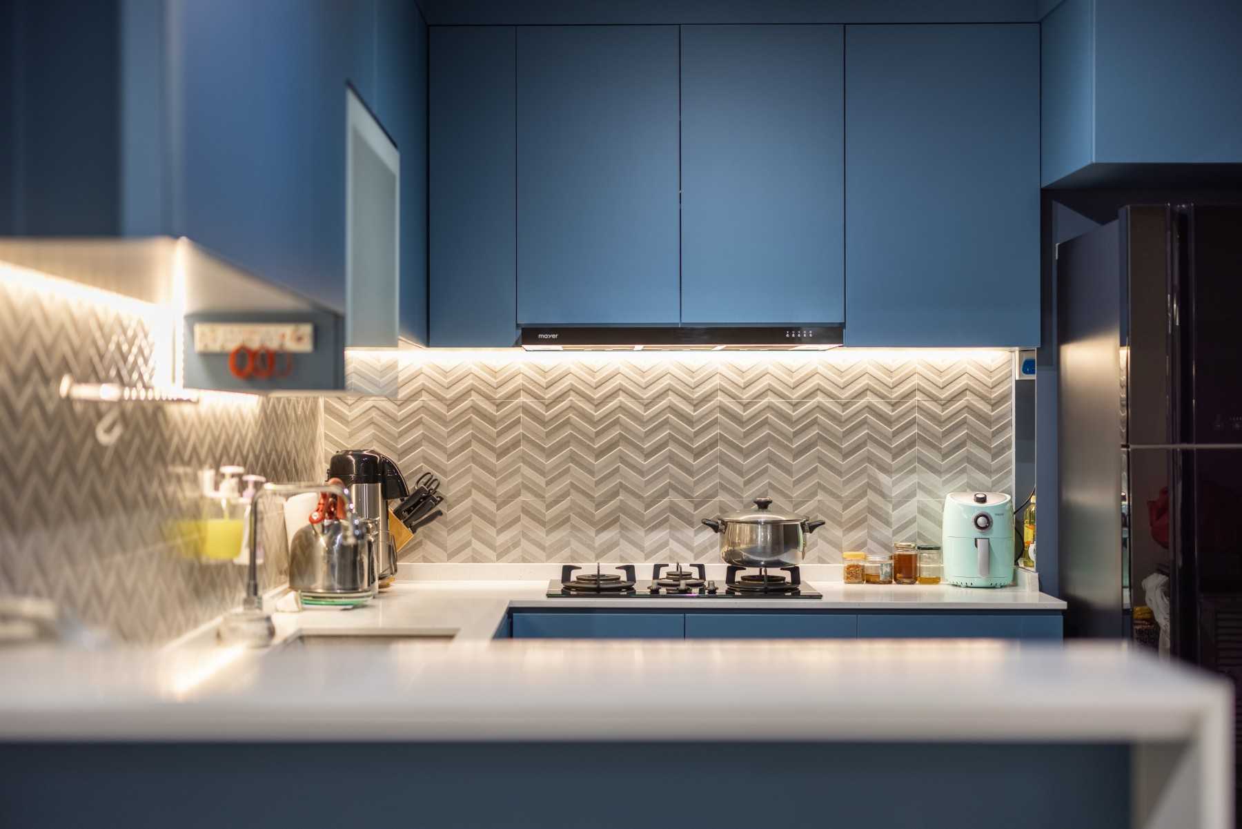 Transitional Kitchen with Countertop and Homogeneous Tiles