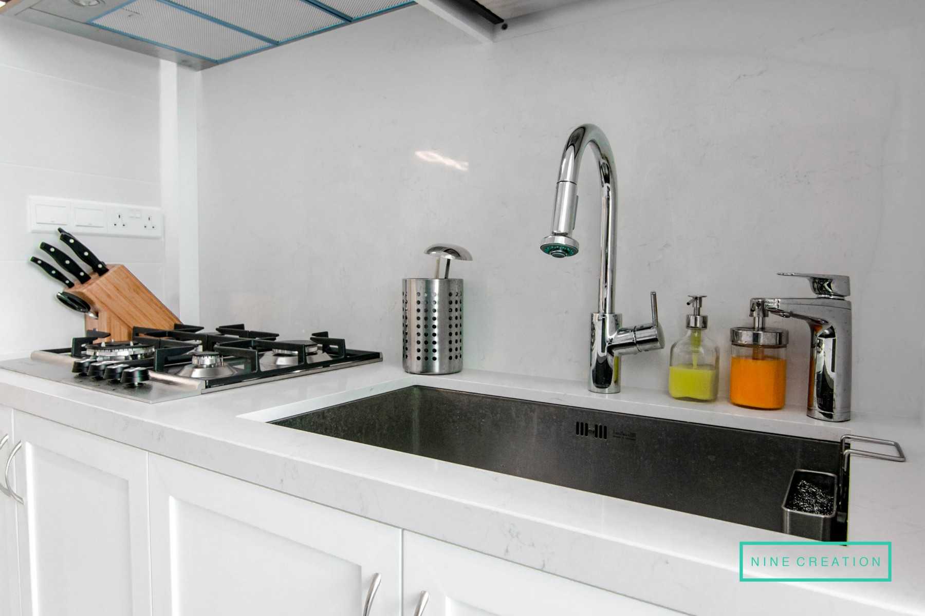 Contemporary Kitchen with Countertop and Kitchen Backsplash