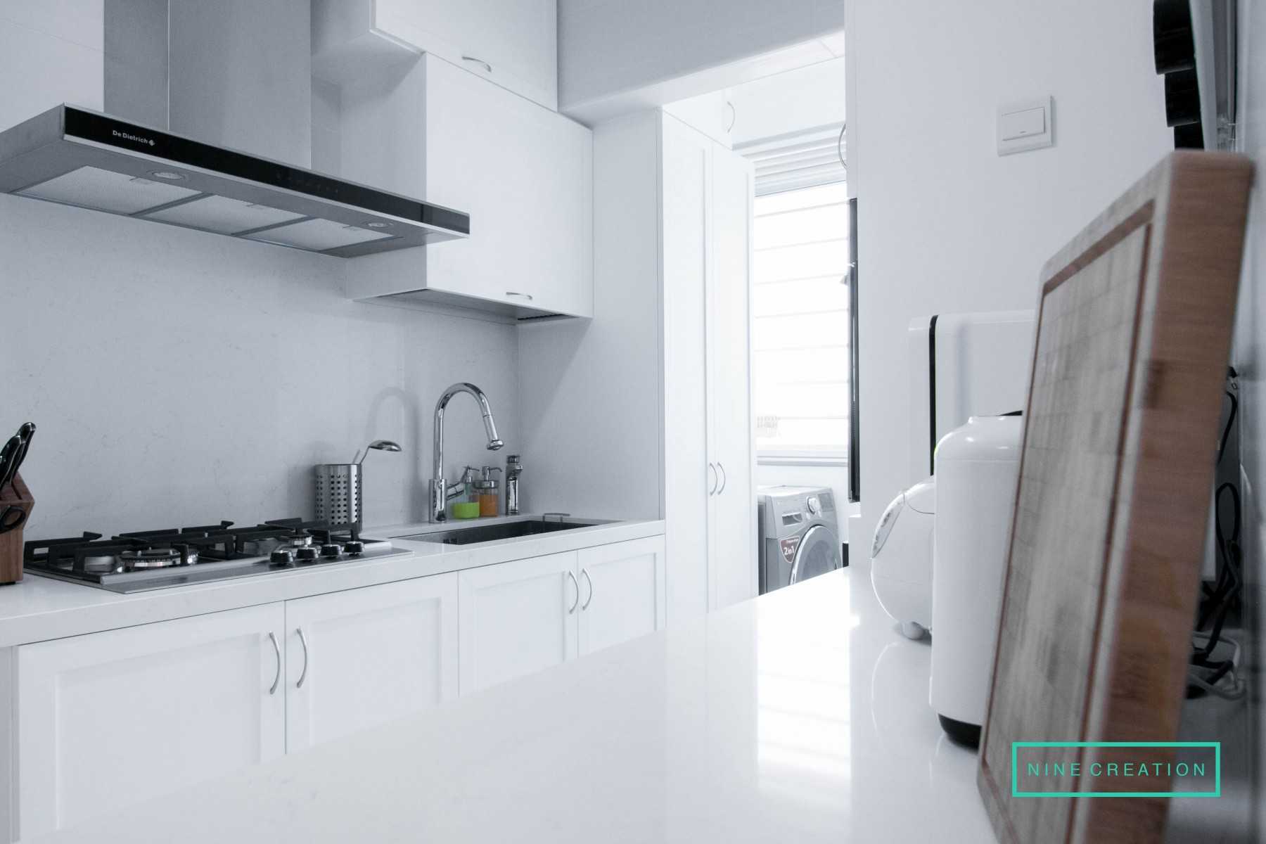 Contemporary Kitchen with Countertop and Homogeneous Tiles