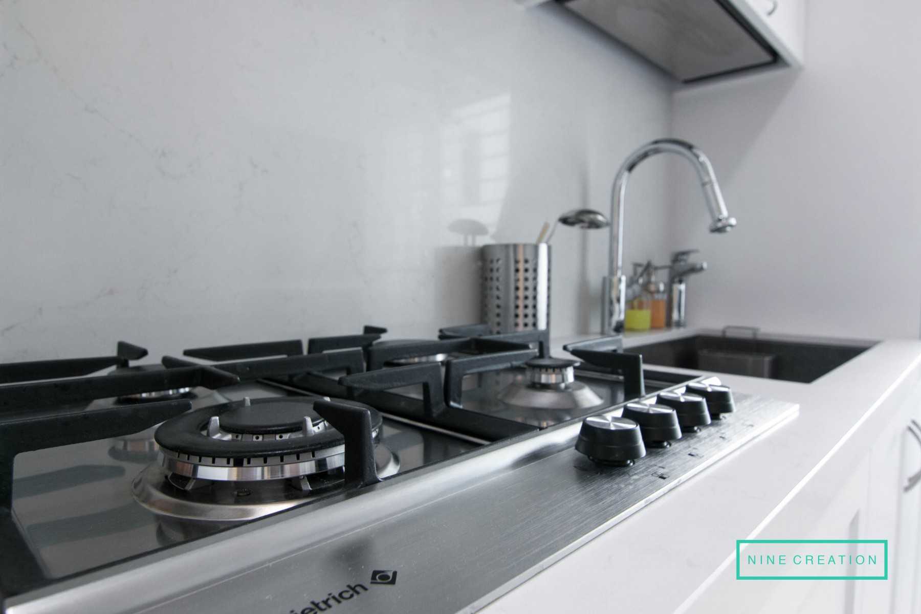 Contemporary Kitchen with Countertop and Kitchen Backsplash