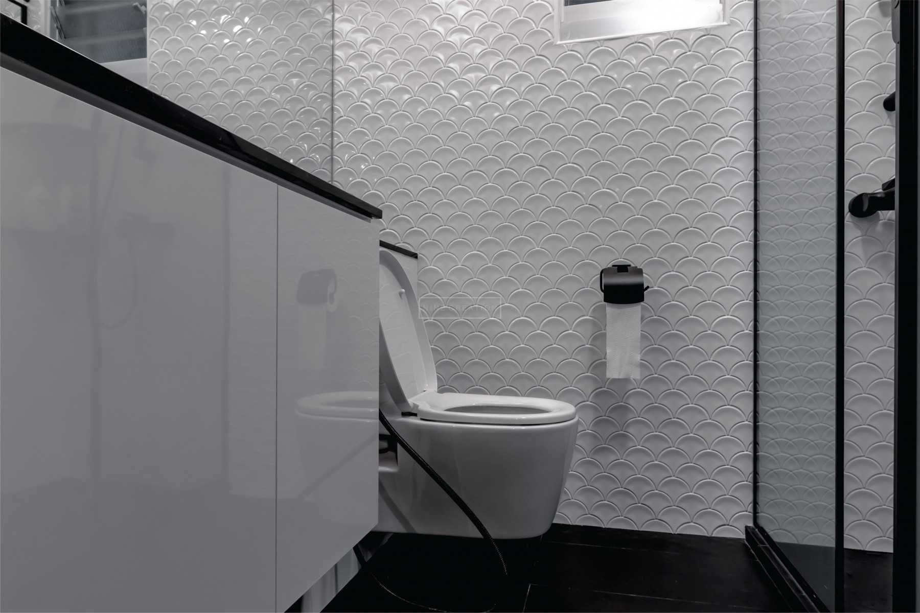 Modern Bathroom with Shower Screen and Bathroom Sinks