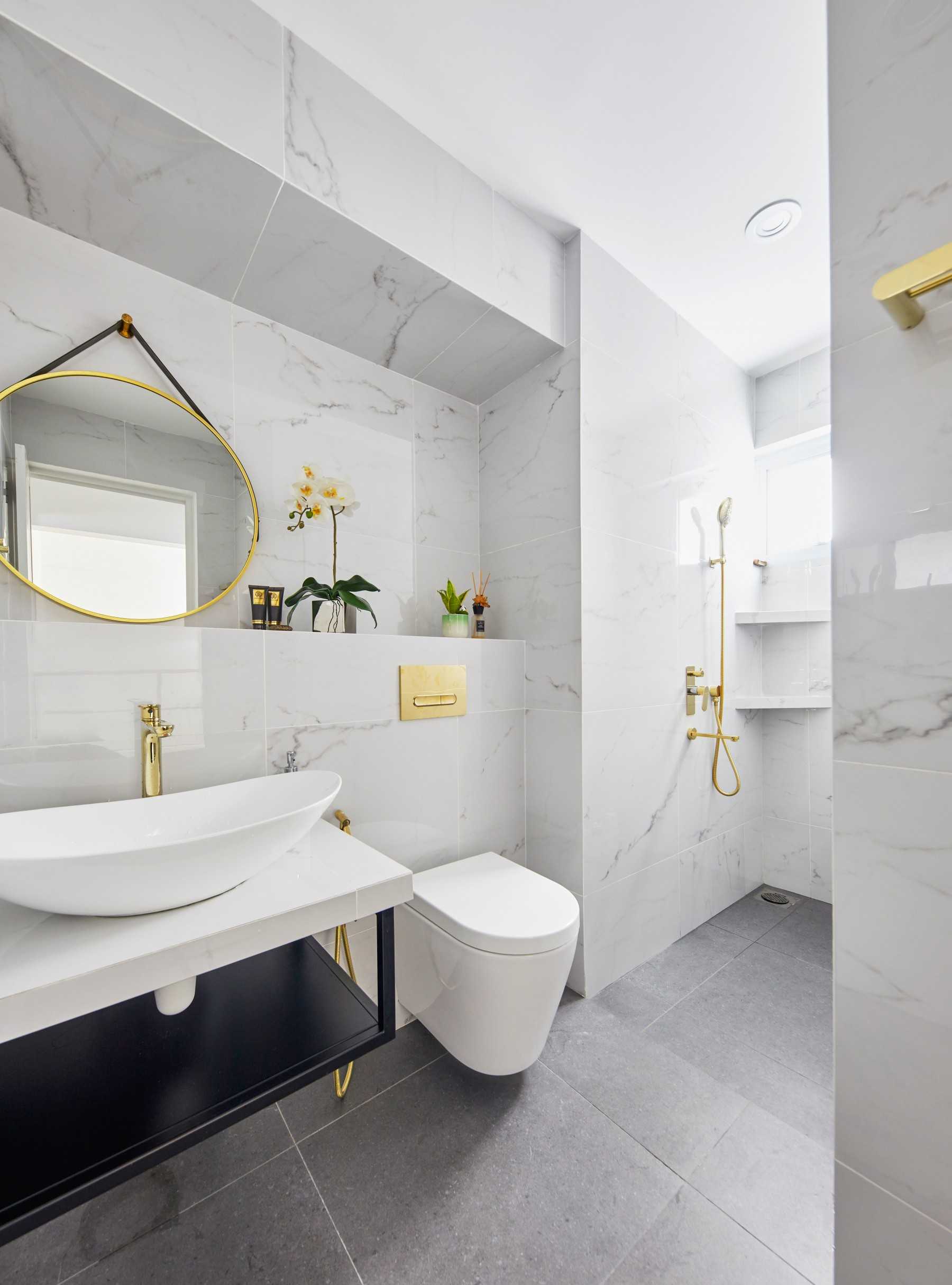 Contemporary Bathroom with Countertop and Homogeneous Tiles