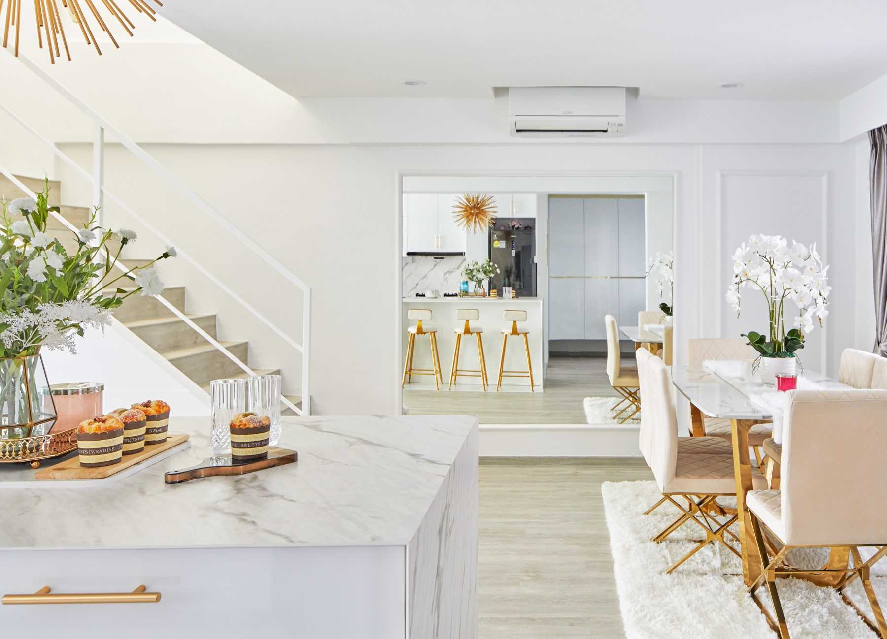 Contemporary Dining Room with Mirror and Dining Table