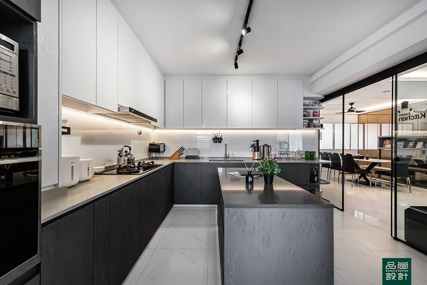 Modern Kitchen with Countertop and Homogeneous Tiles