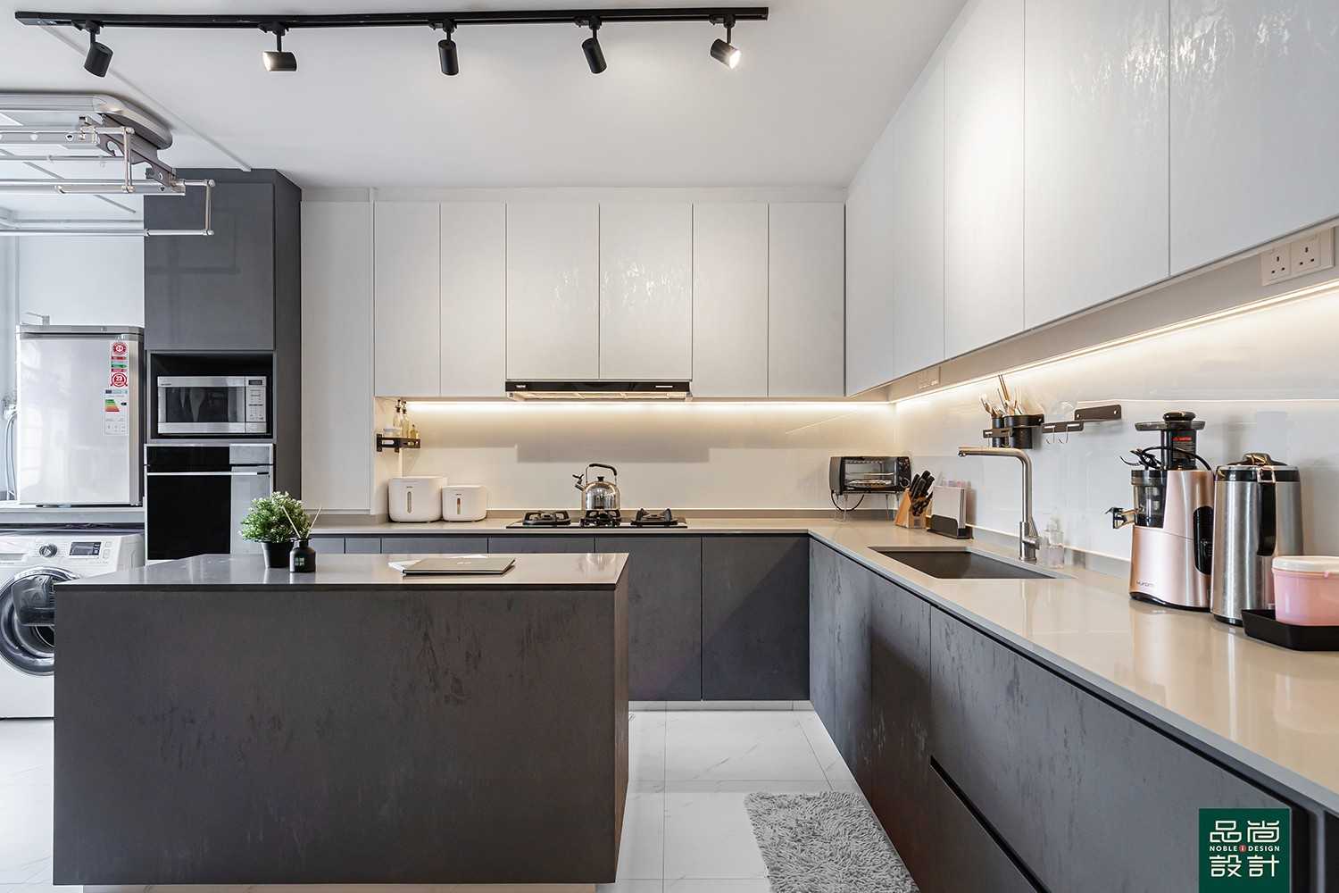 Modern Kitchen with Homogeneous Tiles and Kitchen Island