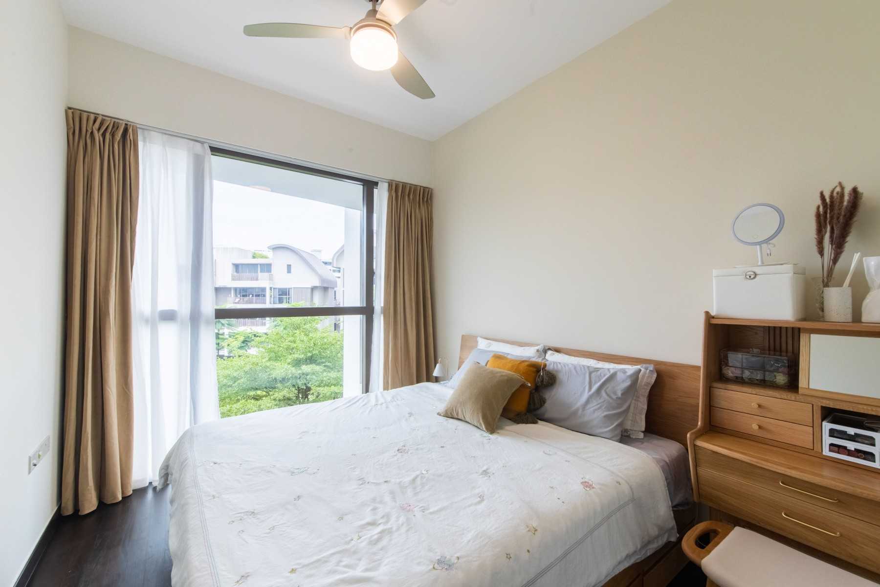 Scandinavian Bedroom with Vinyl Flooring and Ceiling Light