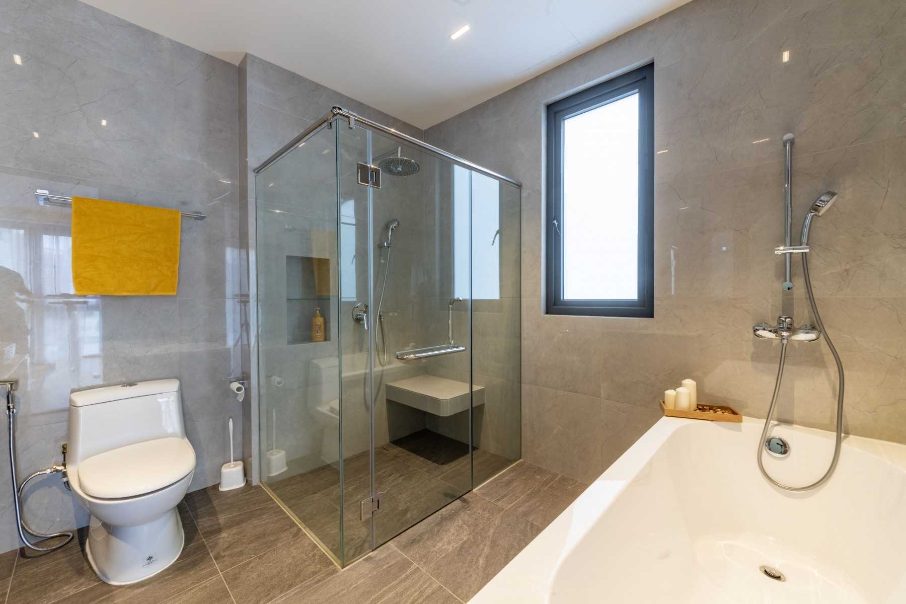 Modern Bathroom with Homogeneous Tiles and Mirror