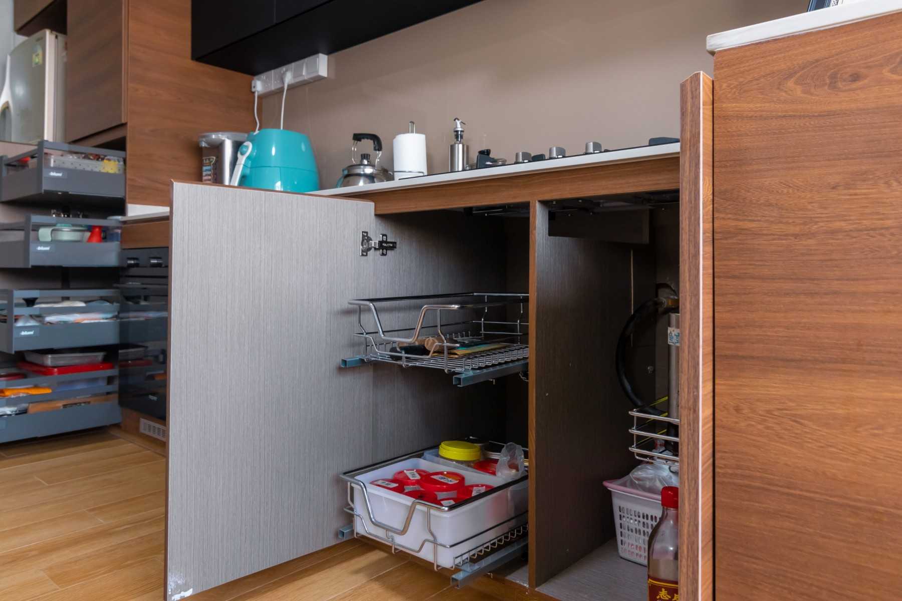 Modern Kitchen with Countertop and Wood Flooring