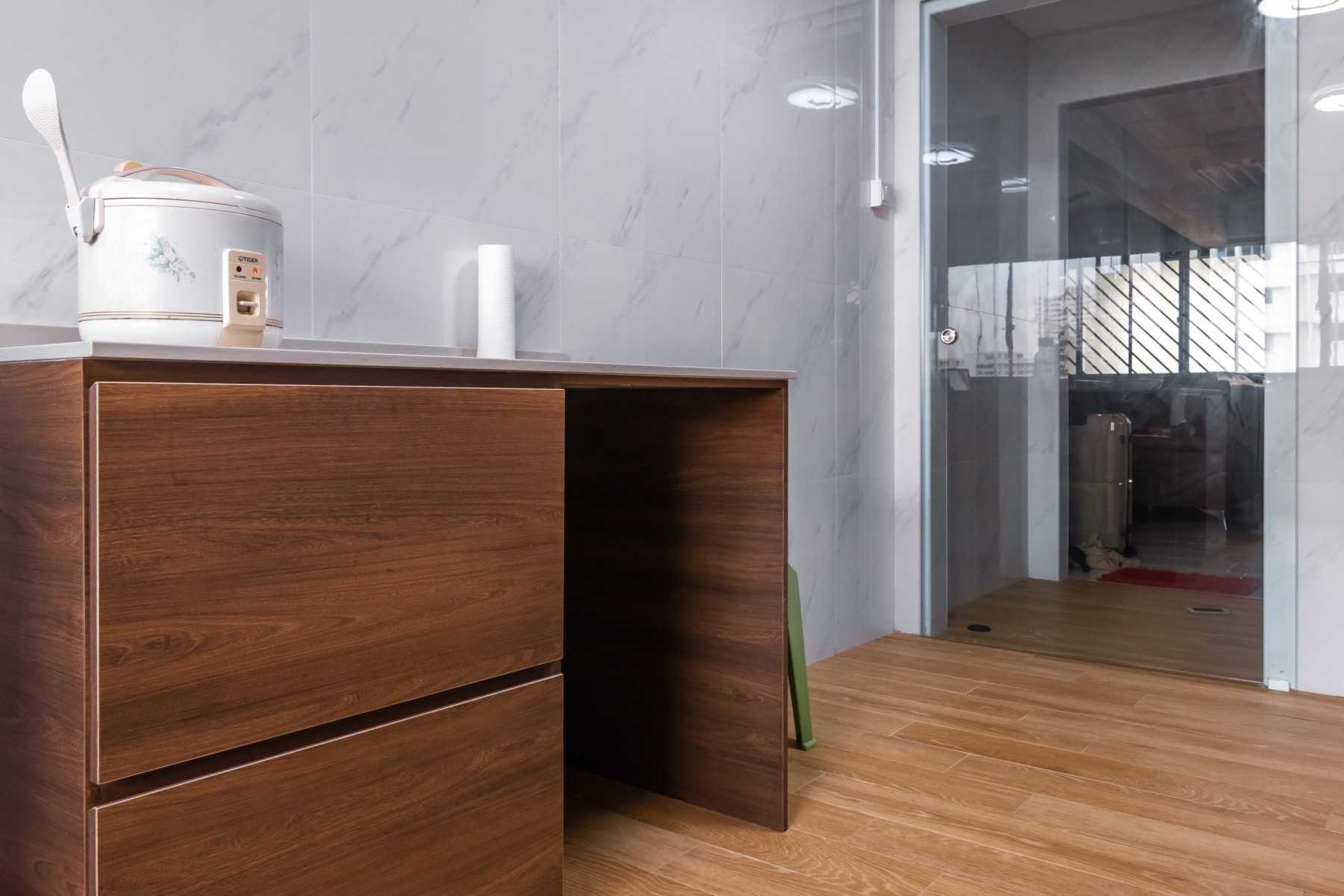 Modern Kitchen with Countertop and Wood Flooring