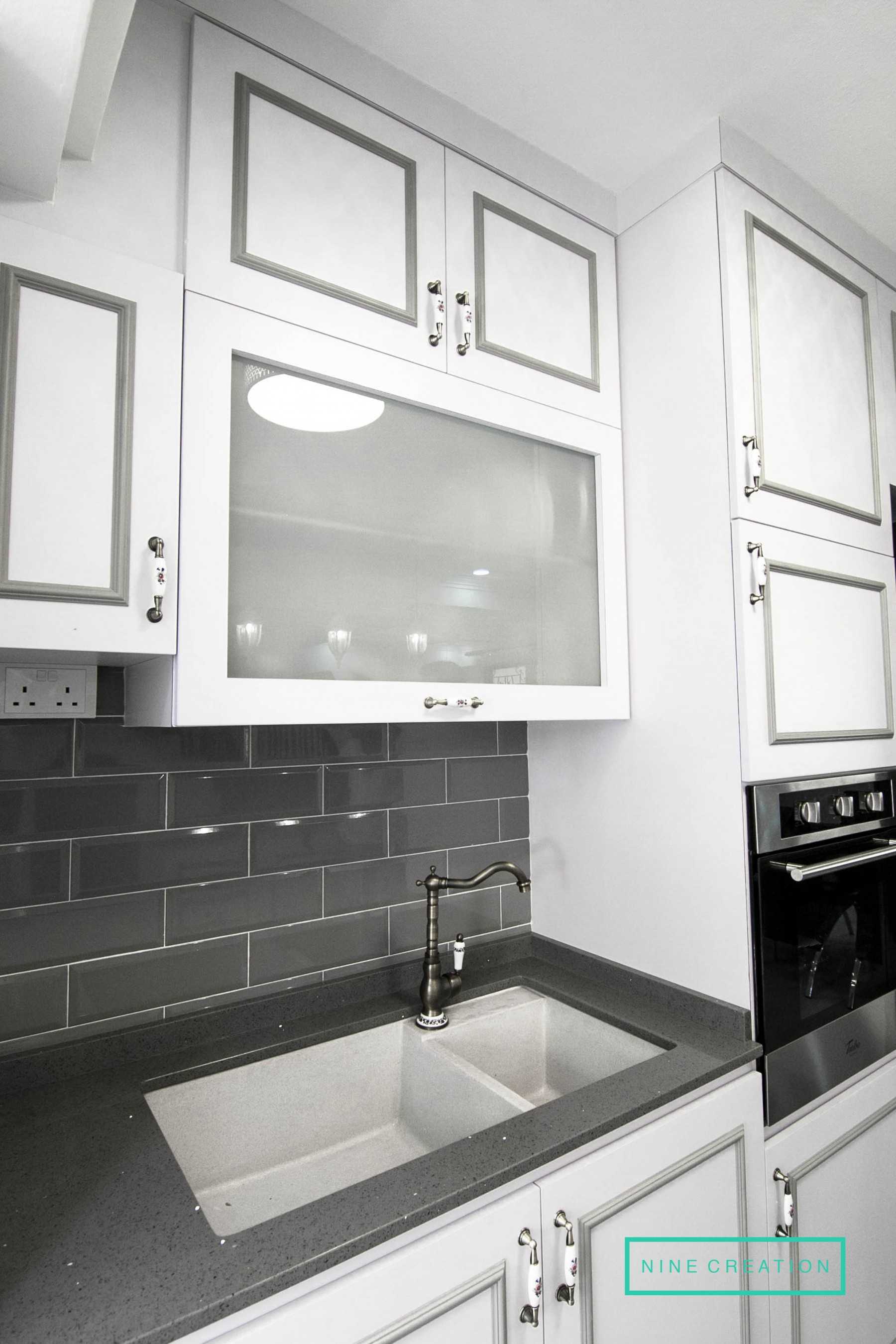 Vintage Kitchen with Open Kitchen and Kitchen Backsplash