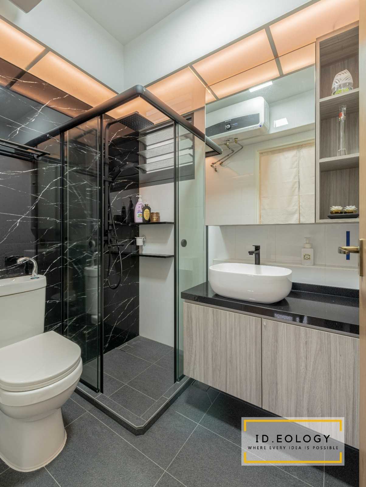 Modern Bathroom with Mirror and Bathtub
