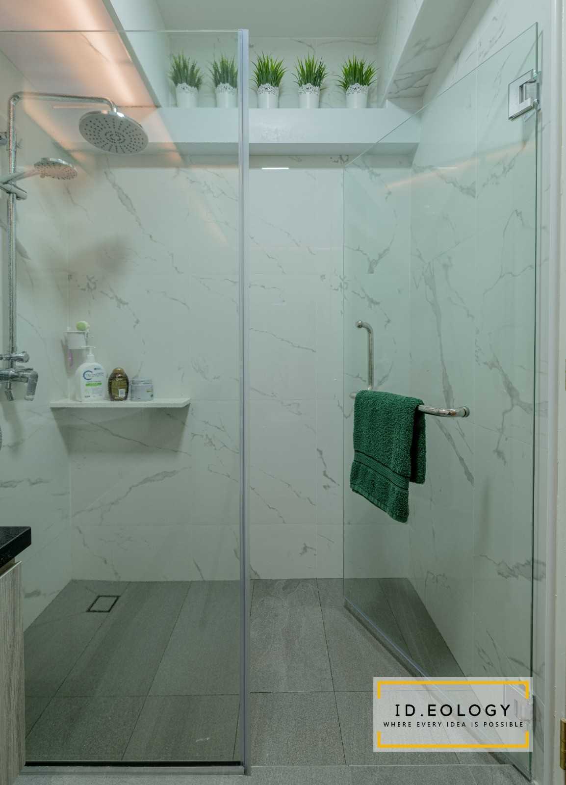 Modern Bathroom with Marble Floor and Bathtub