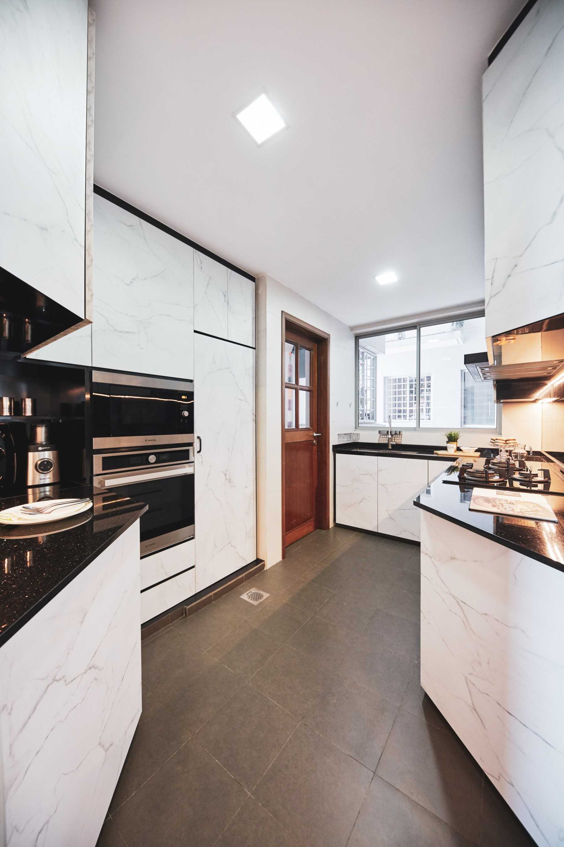Transitional Kitchen with Countertop and Homogeneous Tiles