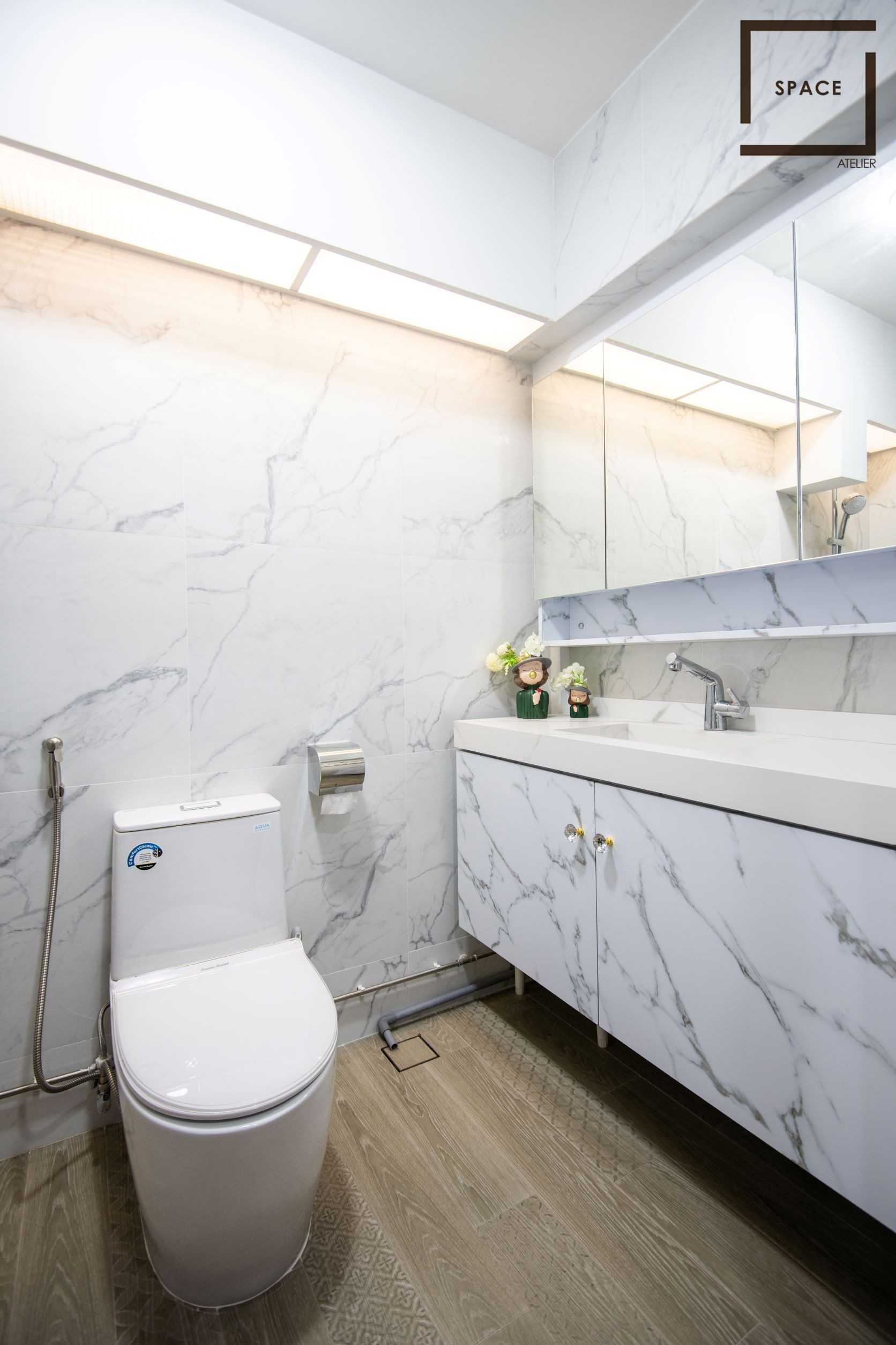 Contemporary Bathroom with Mirror and Bathroom Storage