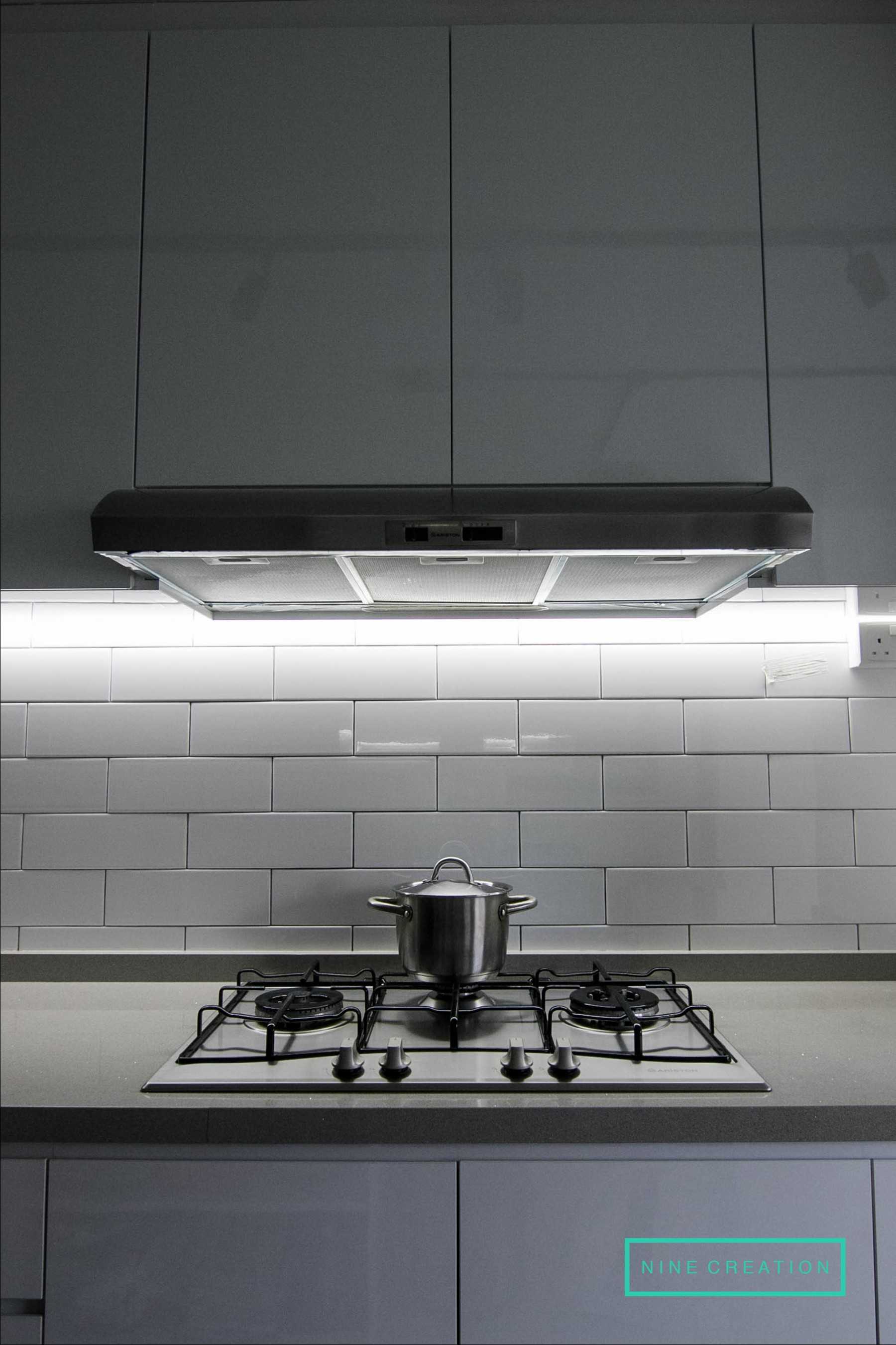 Minimalist Kitchen with Kitchen Island and Kitchen Backsplash