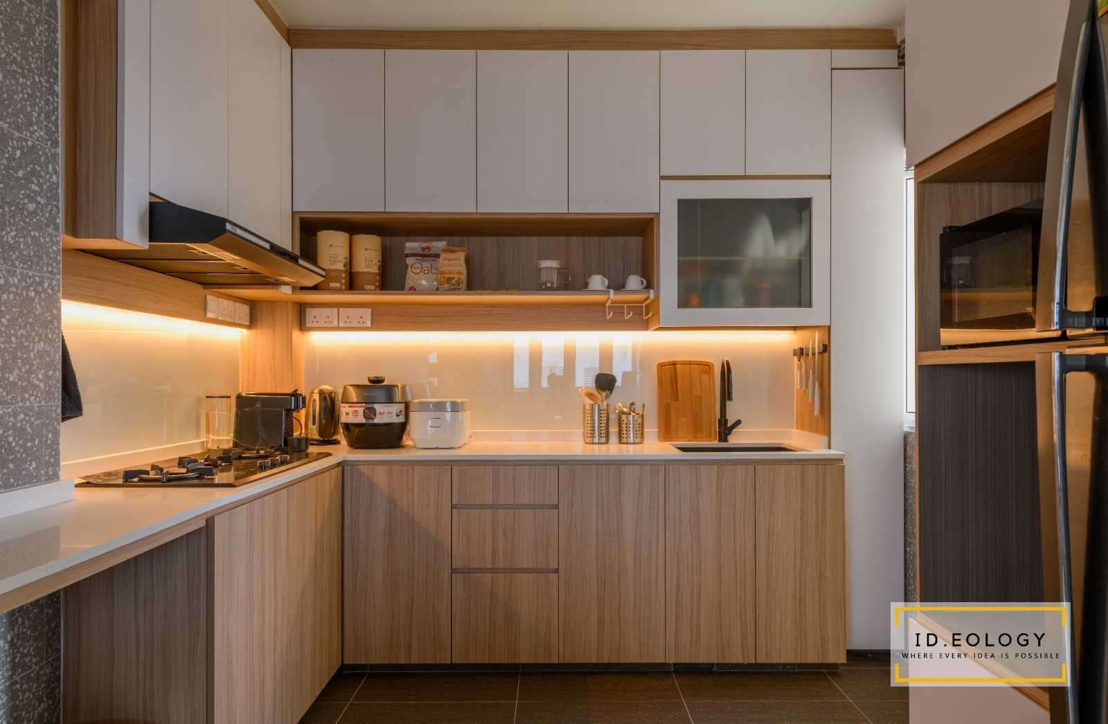 Minimalist Kitchen with Kitchen Island and Mosaic
