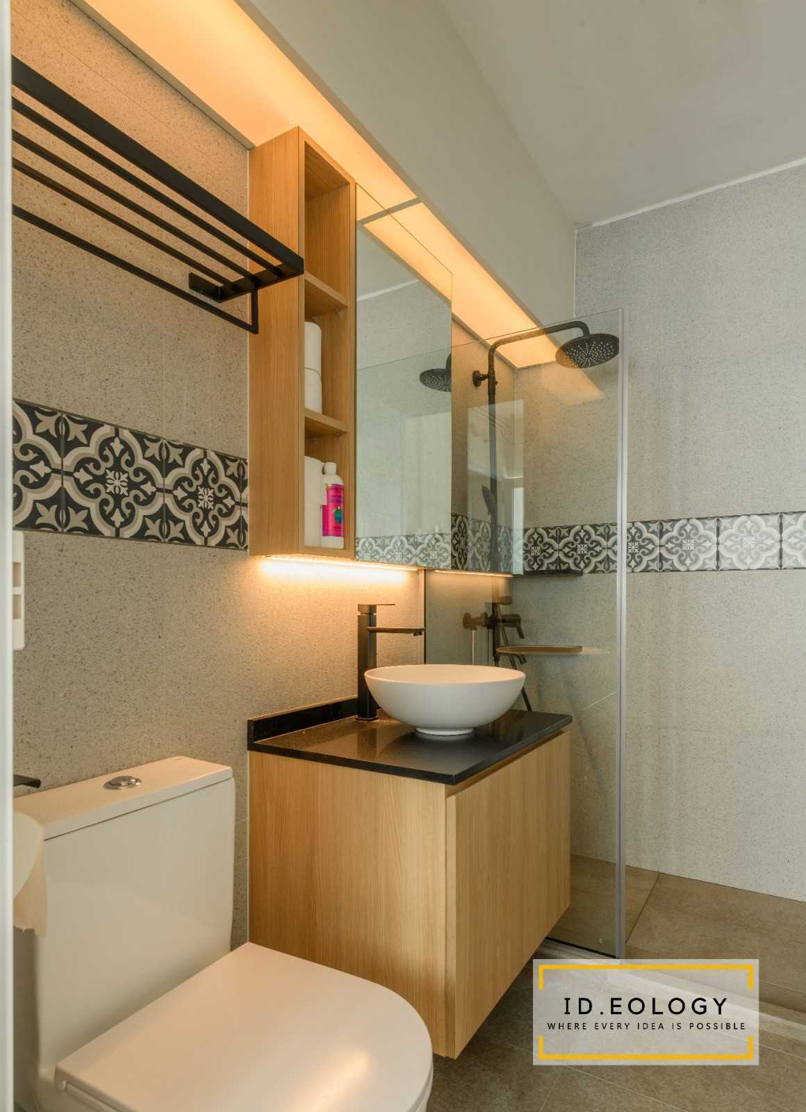Minimalist Bathroom with Granite Floor and Bathtub
