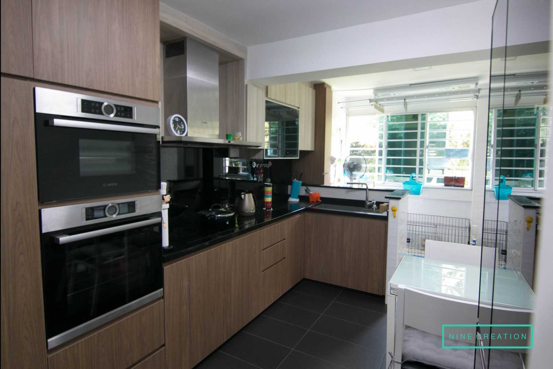 Modern Kitchen with Homogeneous Tiles and Kitchen Backsplash