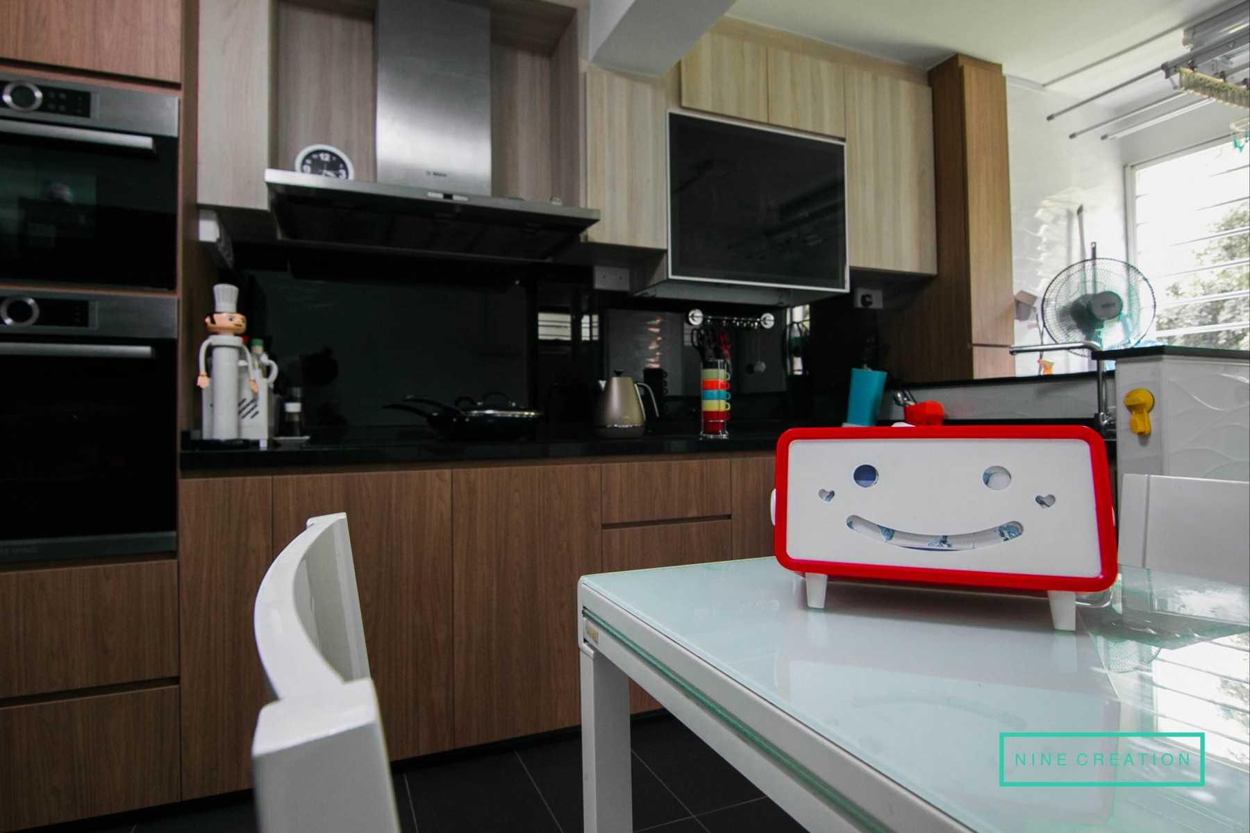 Modern Kitchen with Countertop and Homogeneous Tiles