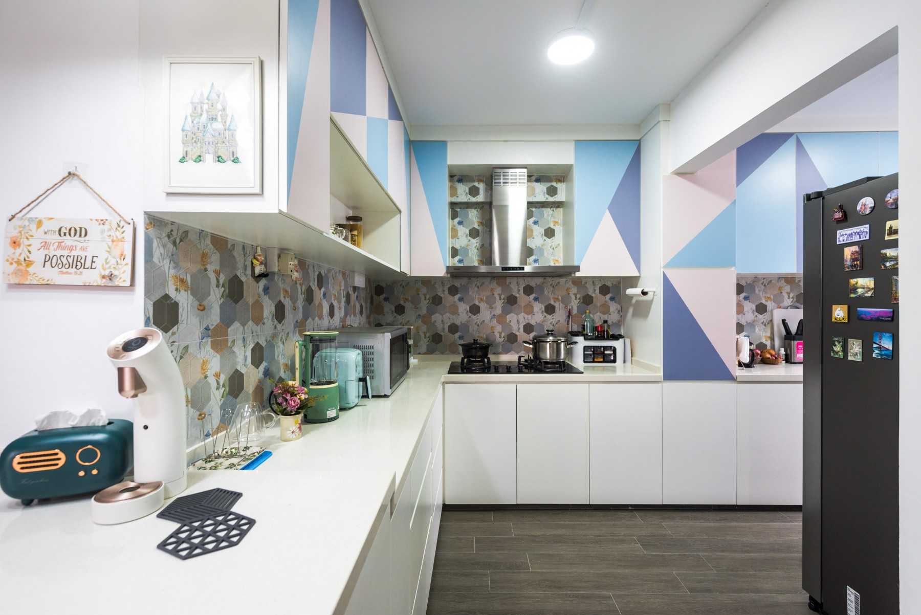 Modern Kitchen with Countertop and Homogeneous Tiles