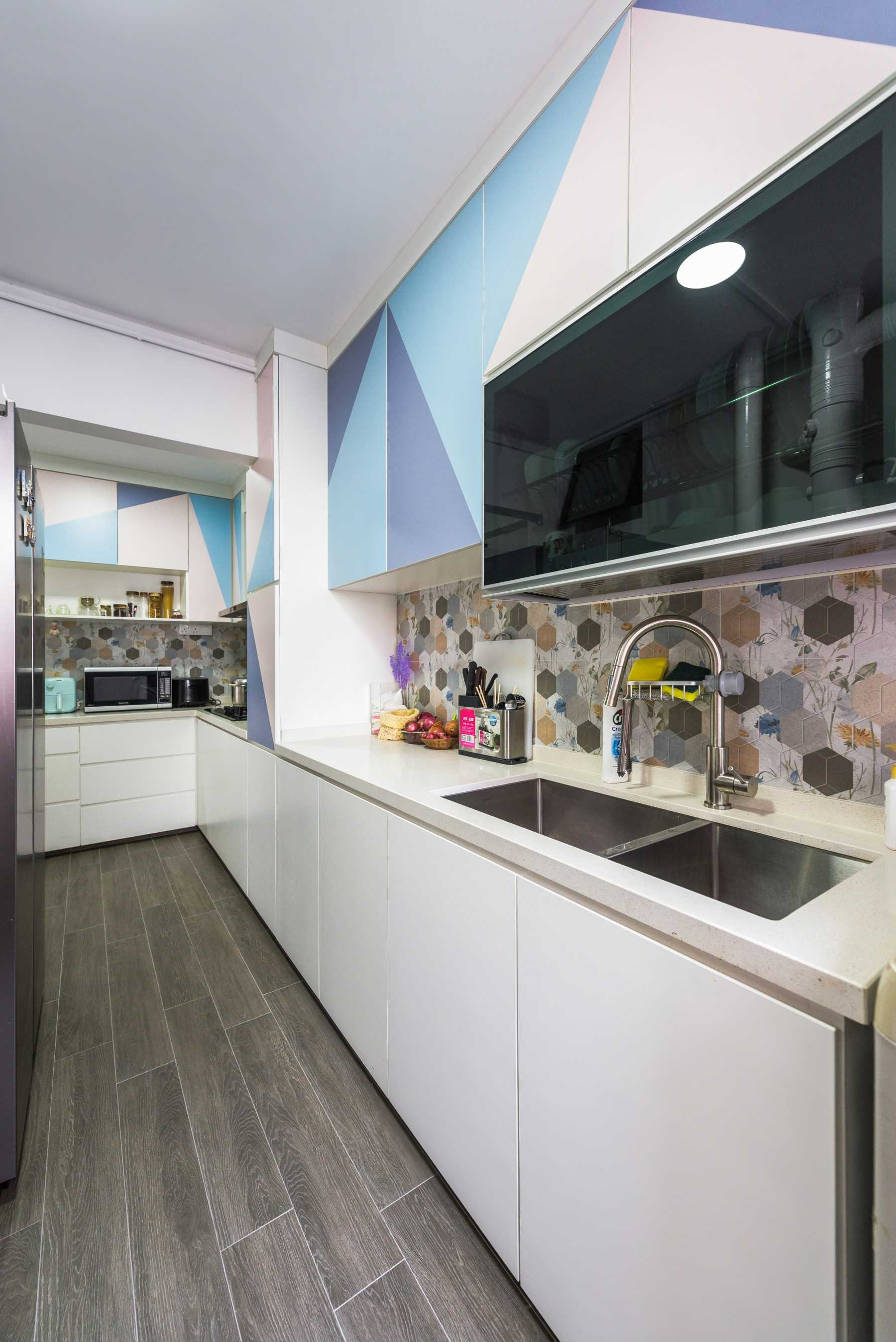 Modern Kitchen with Countertop and Homogeneous Tiles