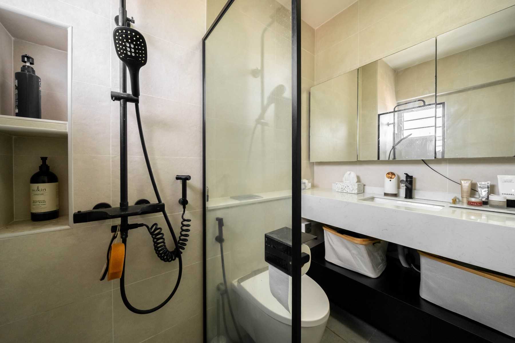Modern Bathroom with Vinyl Flooring and Wood Flooring