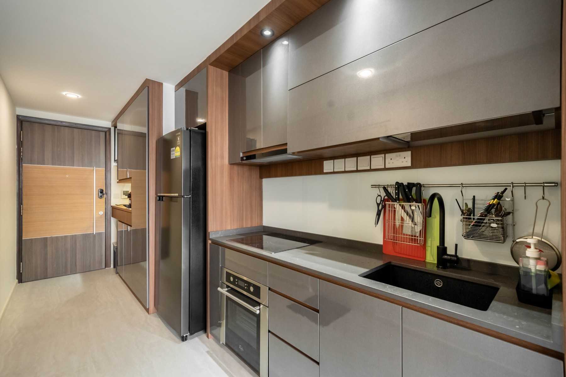 Modern Kitchen with Vinyl Flooring and Homogeneous Tiles
