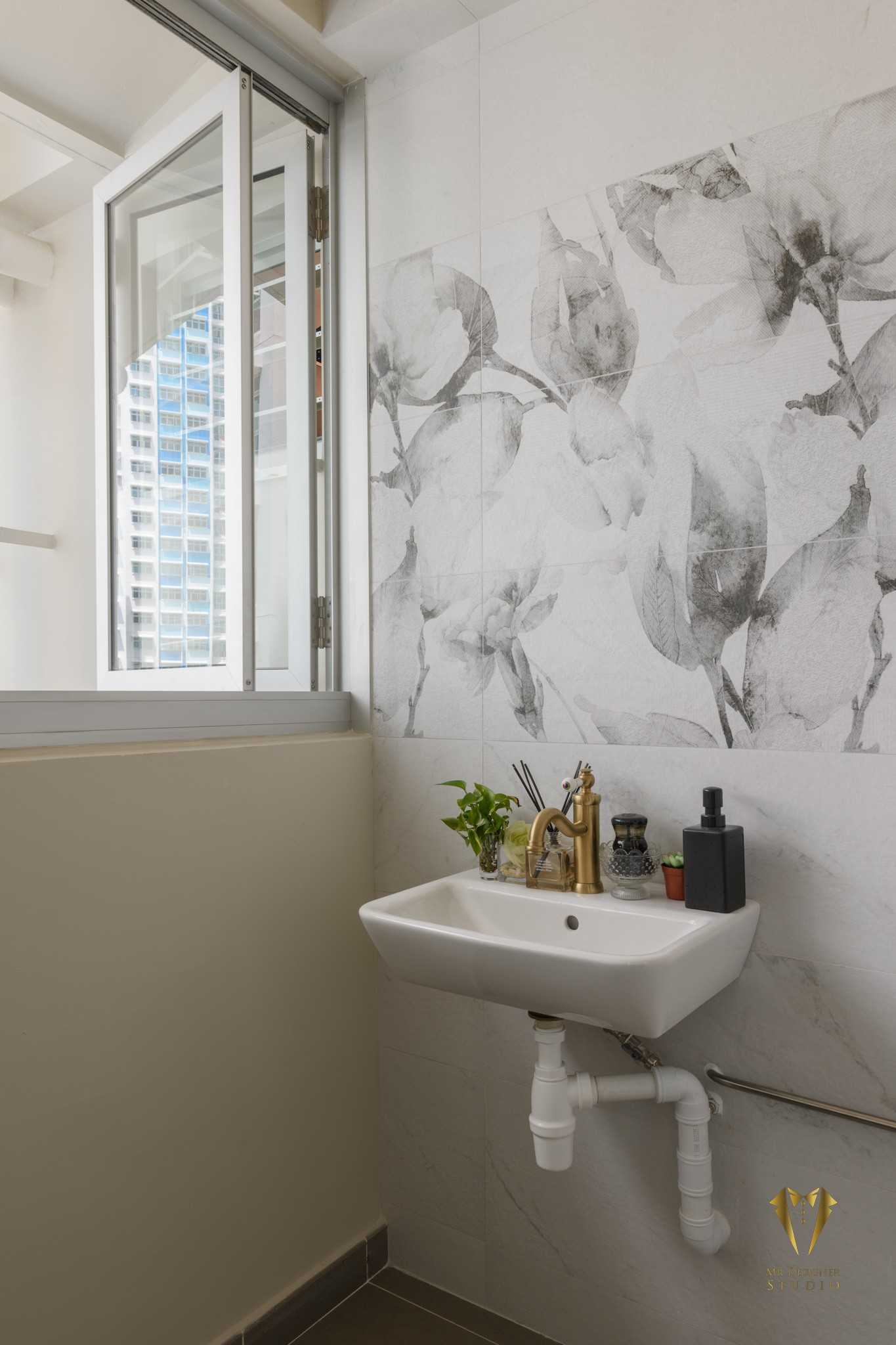 Contemporary Bathroom with Countertop and Homogeneous Tiles
