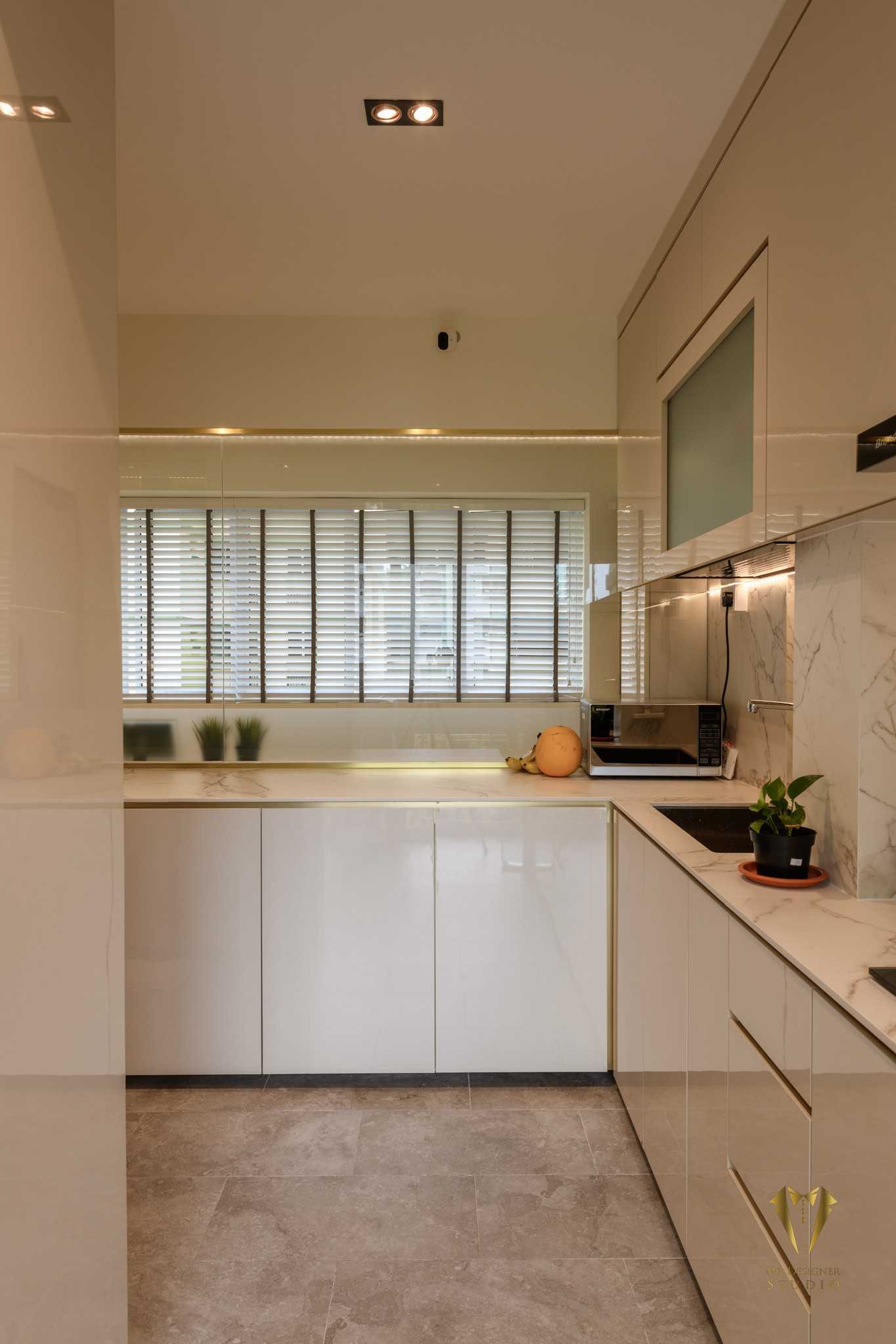 Contemporary Kitchen with Countertop and Homogeneous Tiles