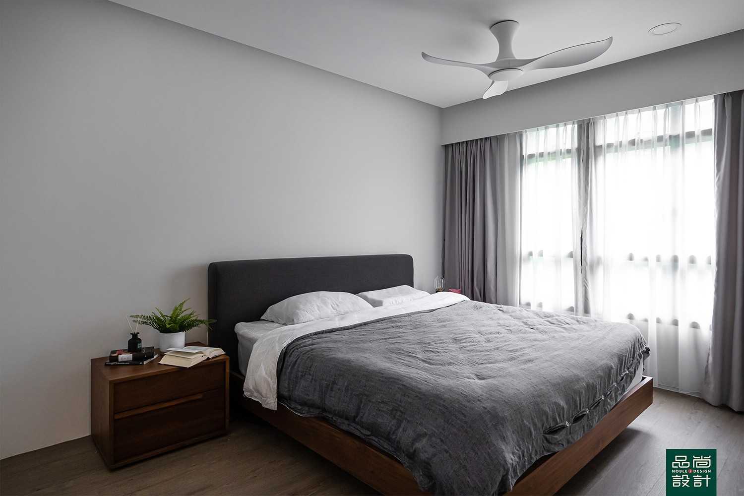 Modern Bedroom with Vinyl Flooring and Curtain