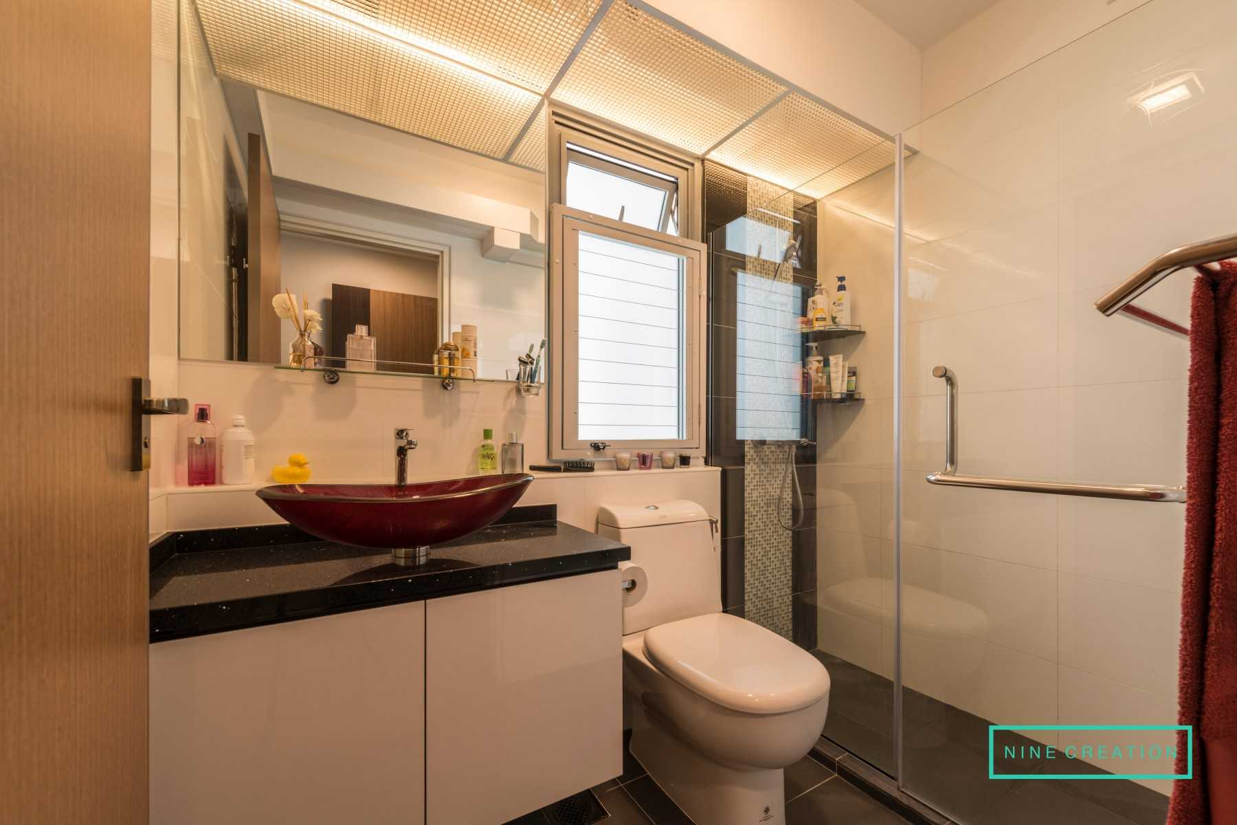 Modern Bathroom with Countertop and Mirror