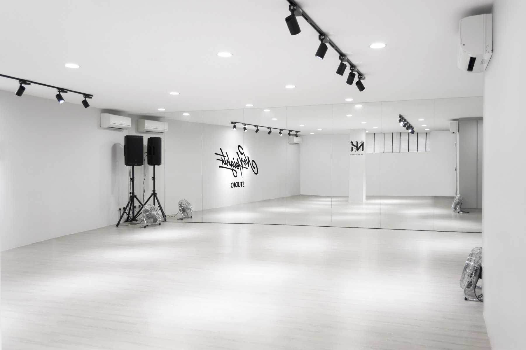 Contemporary Studio with Vinyl Flooring and Mirror