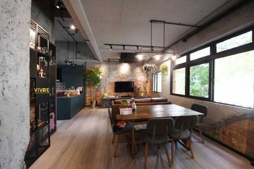 Industrial Living Room at @ Kew Residencia