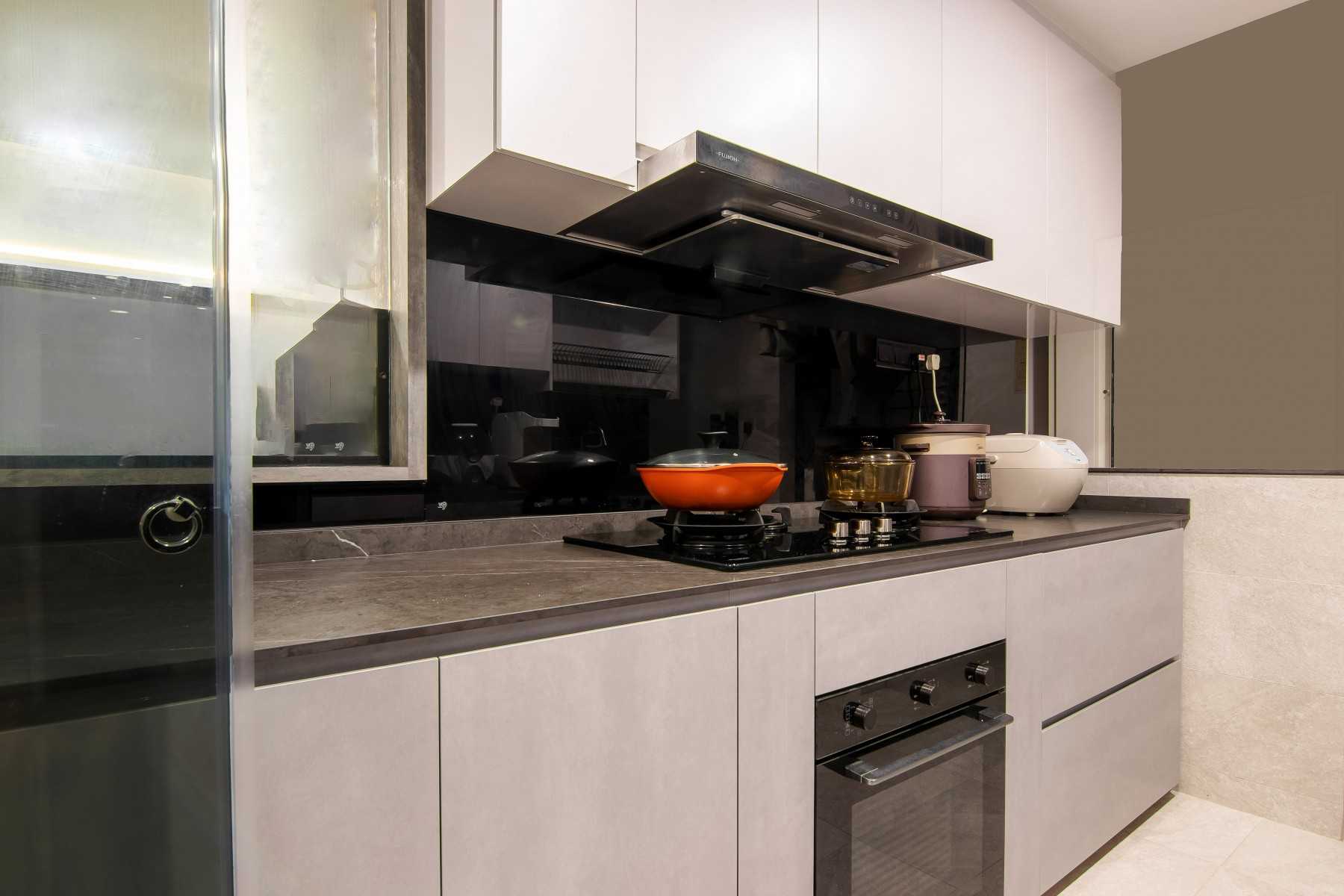 Modern Kitchen with Countertop and Wood Flooring