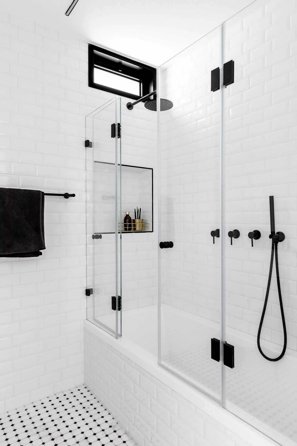 Contemporary Bathroom with Bathtub and Shower Screen