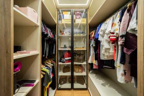 Contemporary Walk-in Wardrobe at Montreal Spring