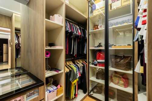 Contemporary Walk-in Wardrobe at Montreal Spring